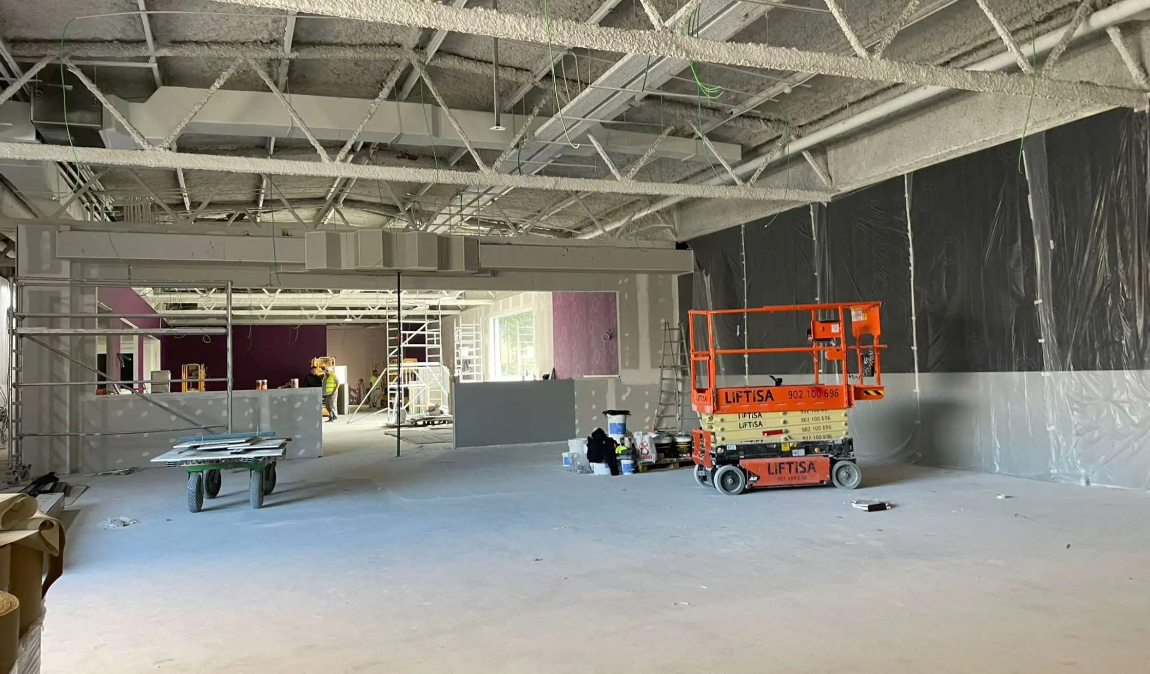 Trabajos de obra con personal de construcción en proyecto de transformación de gimnasio en Madrid
