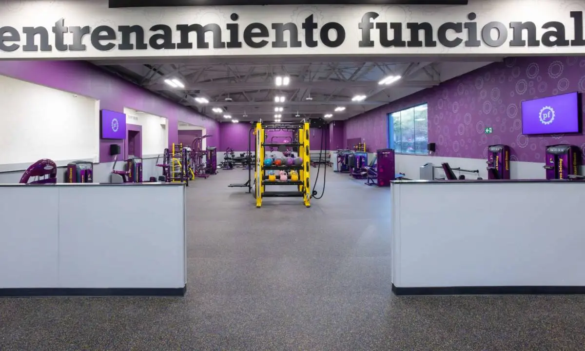 Zona de entrenamiento funcional de deporte en gimnasio en Madrid
