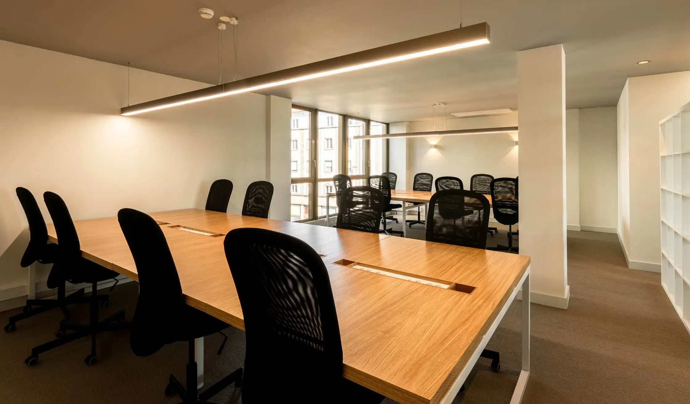 Mesas de carpintería a medida en espacio de trabajo flexible