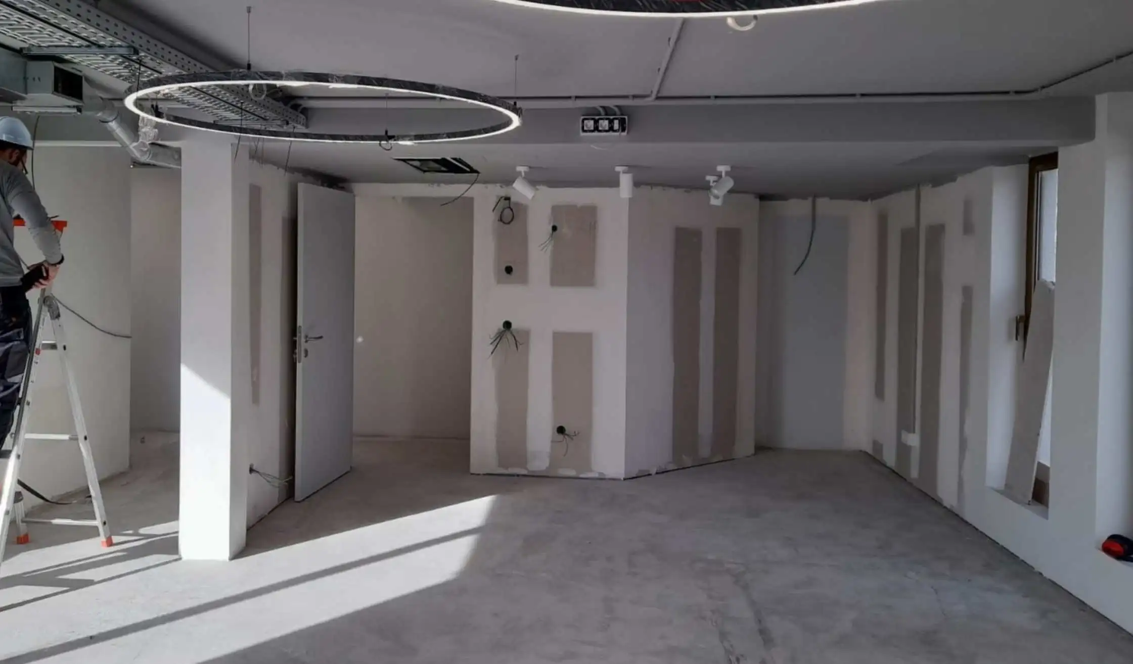 Trabajos de pladur y tabiquería en edificio en obras