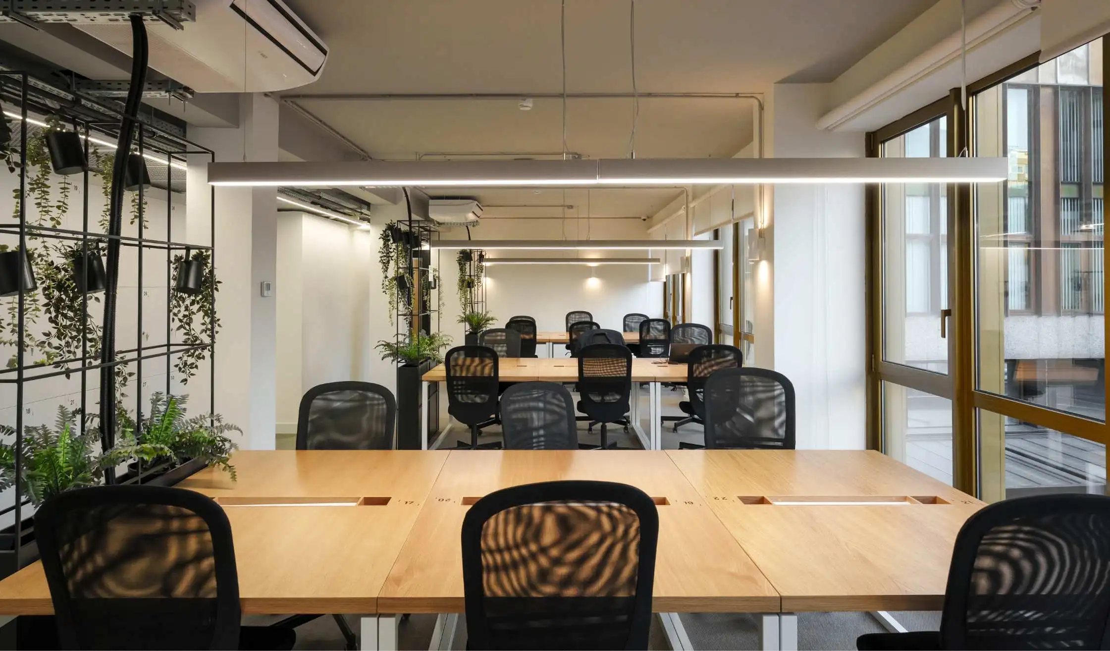 Mesas compartidas en espacio de oficina flexible