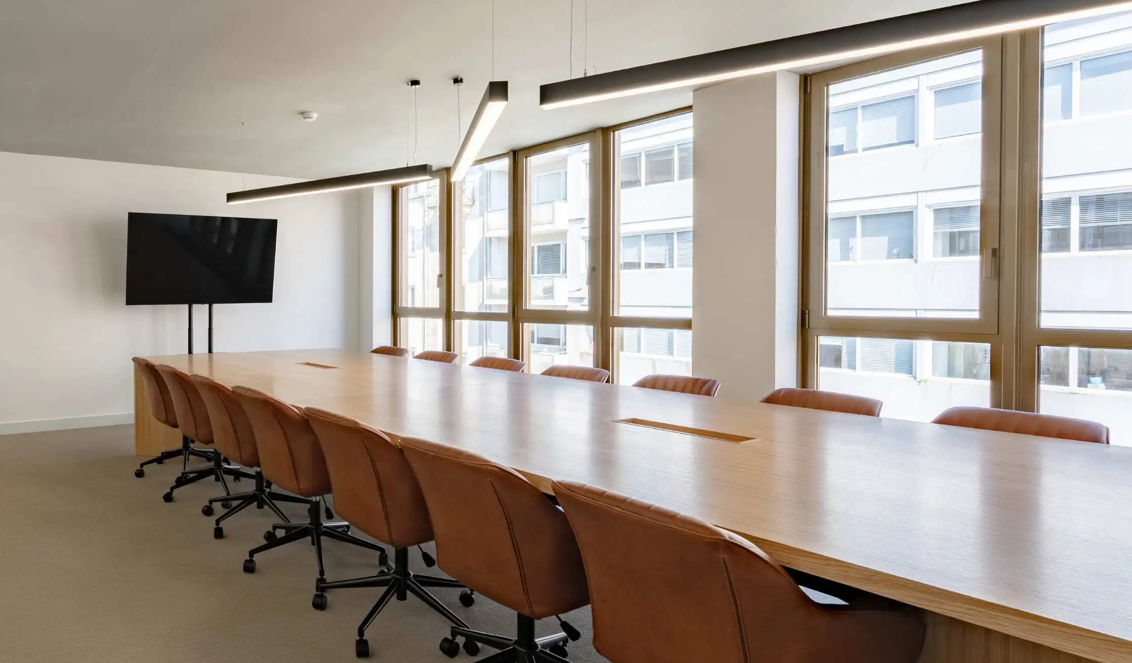 Mesa de madera de carpintería a medida para oficina compartida