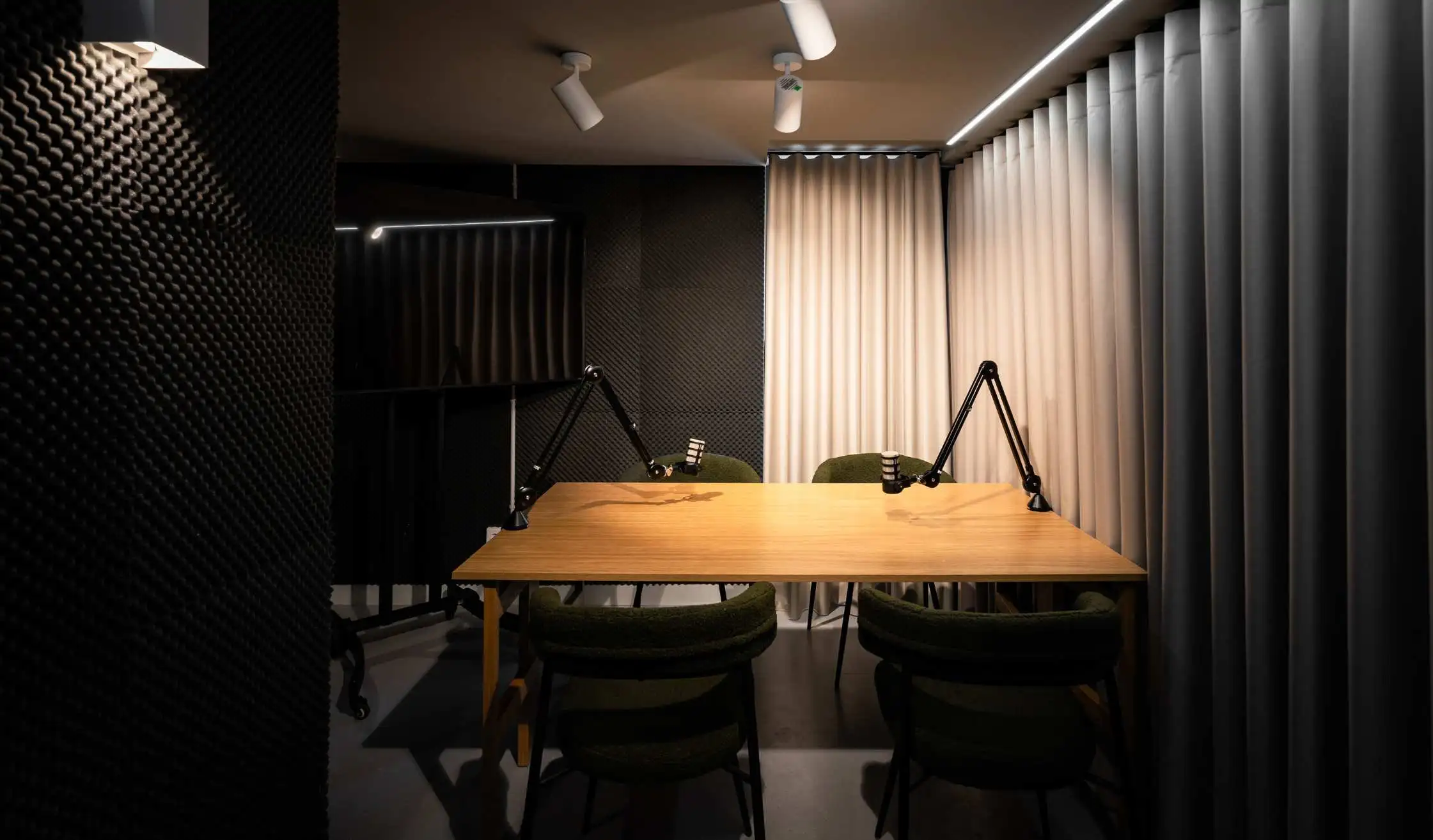 Sala de streaming con paneles acústicos y mobiliario a medida