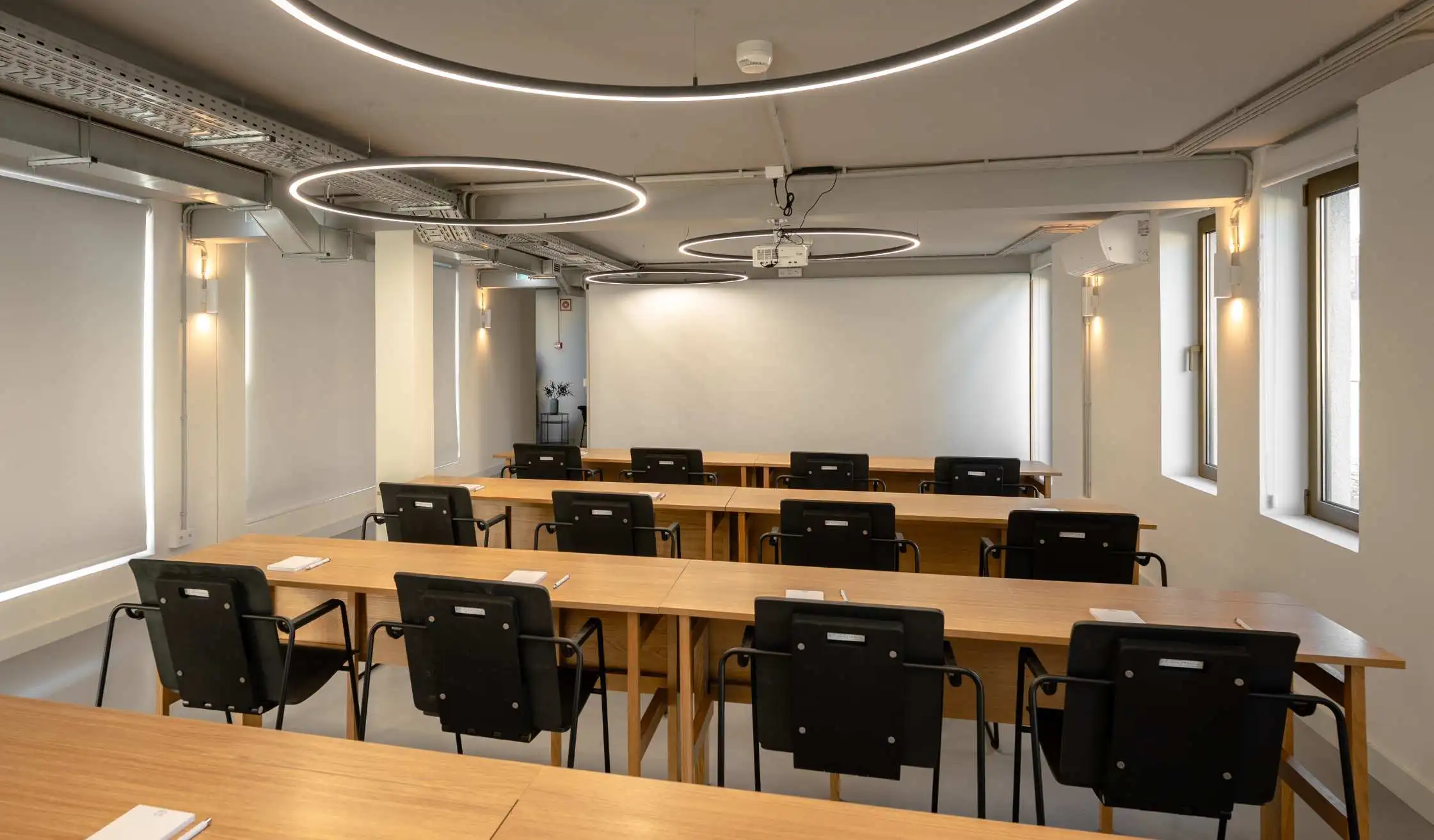 Sala de formación y conferencias con mobiliario a medida