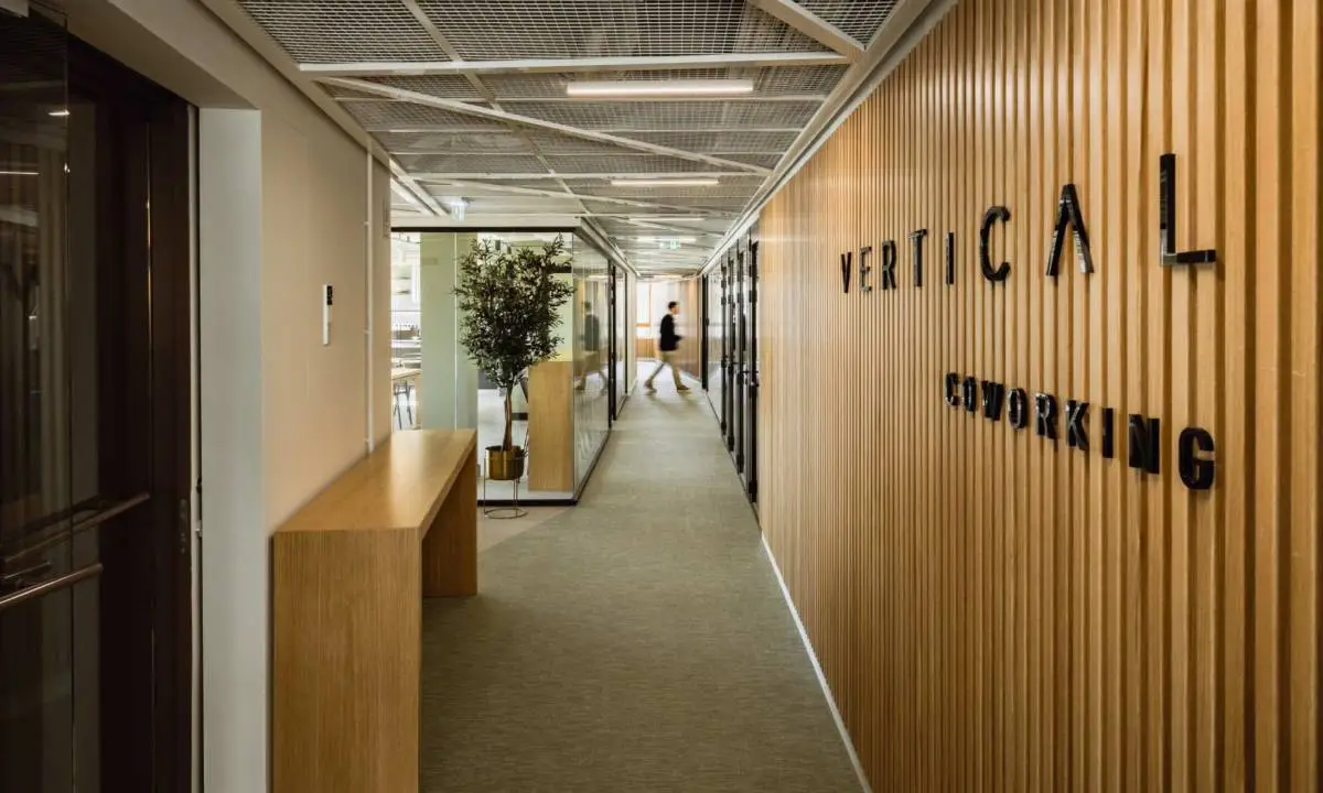 Panelado de madera con listones verticales a medida