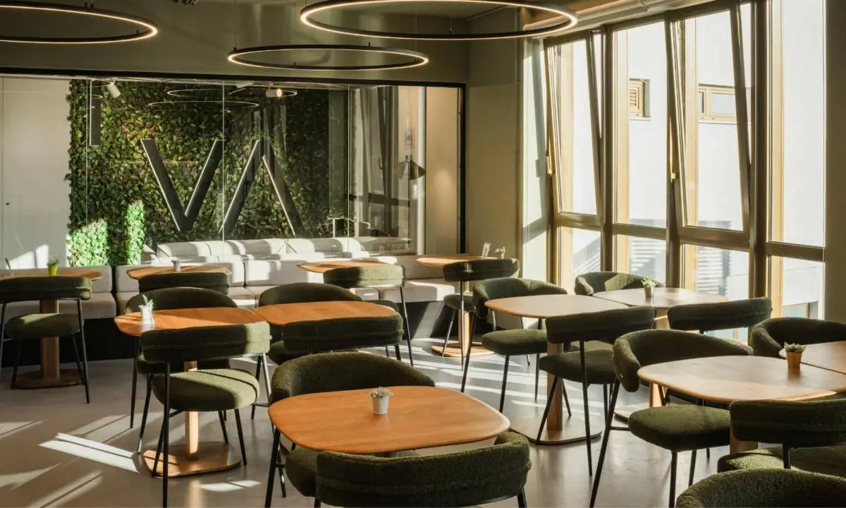 Cantina con mobiliario a medida y jardín vertical en Coworking