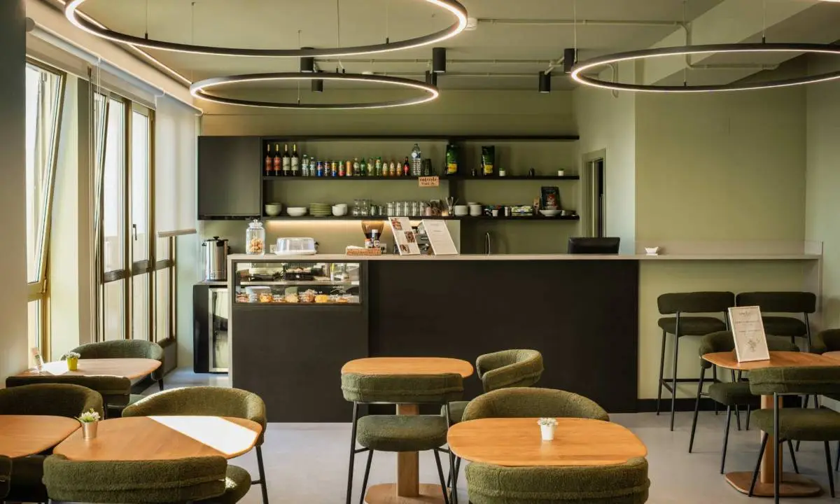 Mostrador a medida en office de espacio de trabajo compartido Coworking