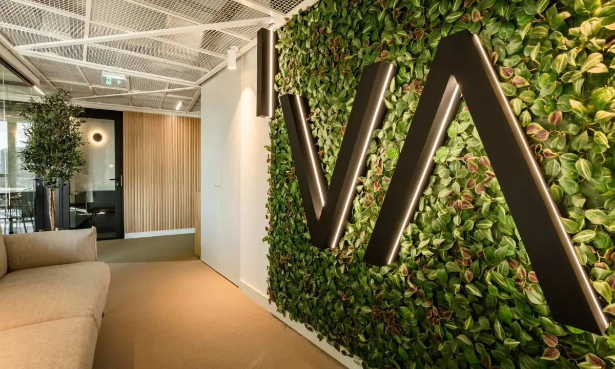 Jardín vertical para paredes en oficina colaborativa en Oporto