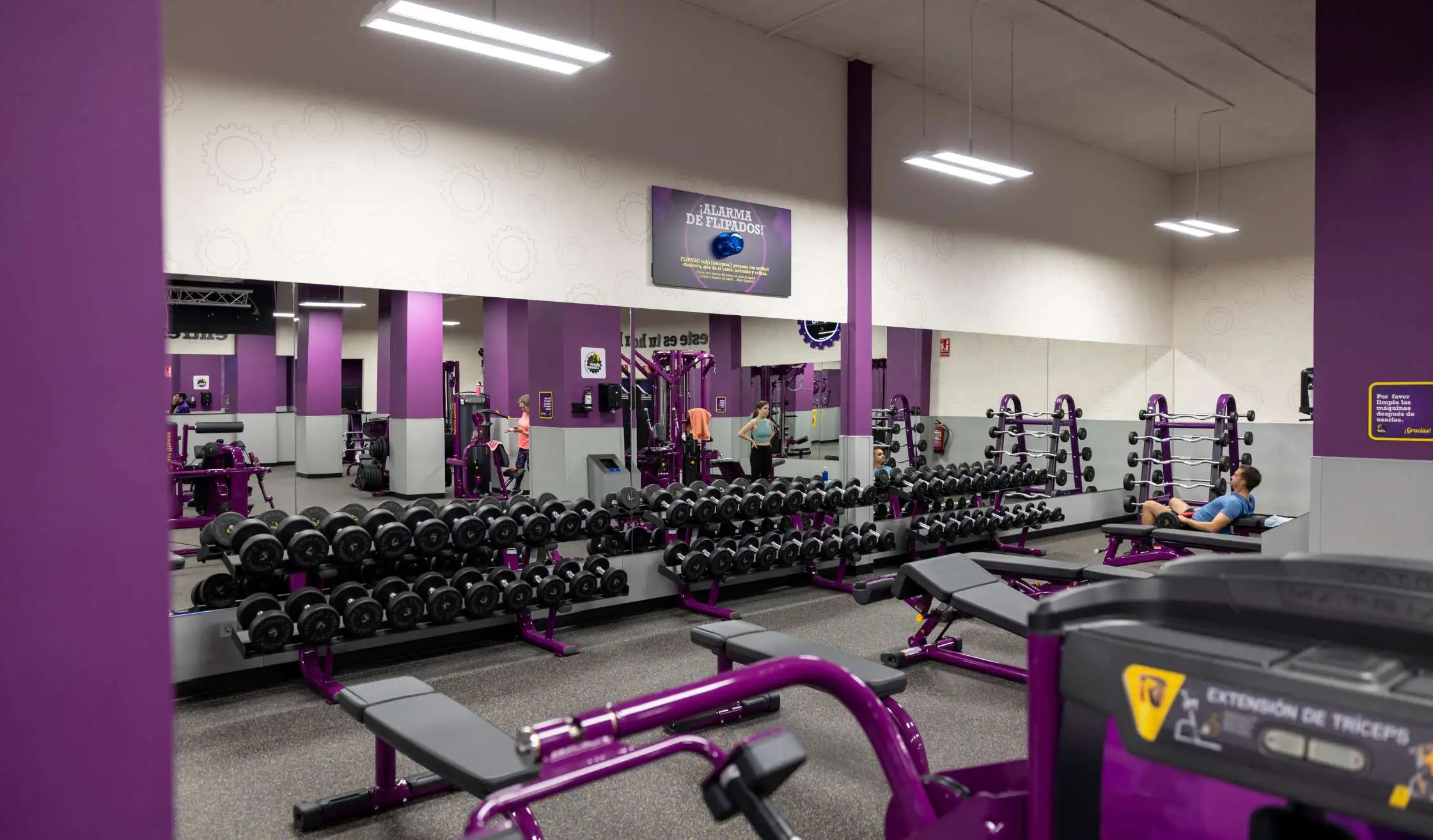 Sala de pesas y máquinas de gimnasio en reforma de espacio en Madrid