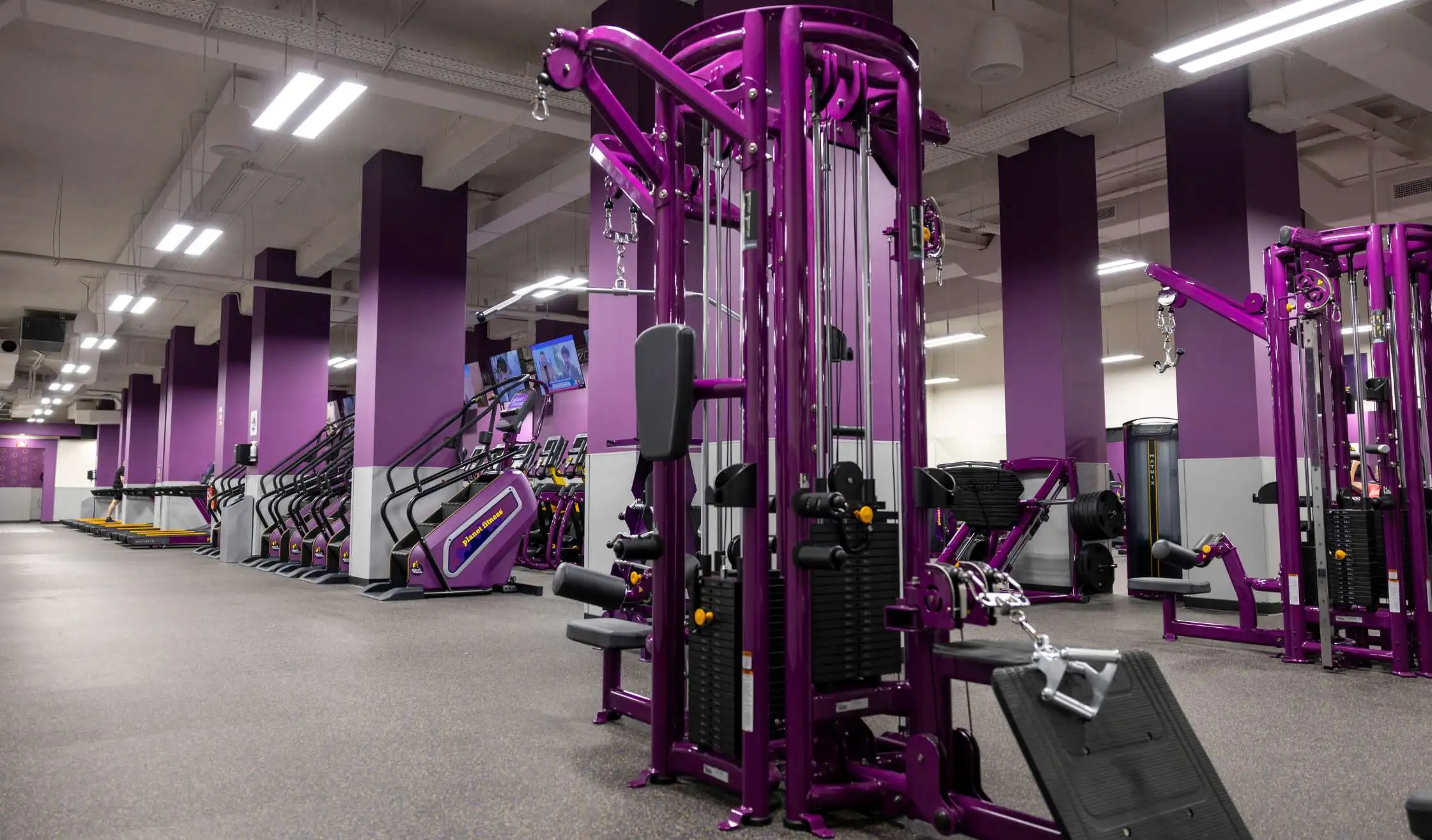 Gimnasio de color corporativo violeta en el centro de Madrid