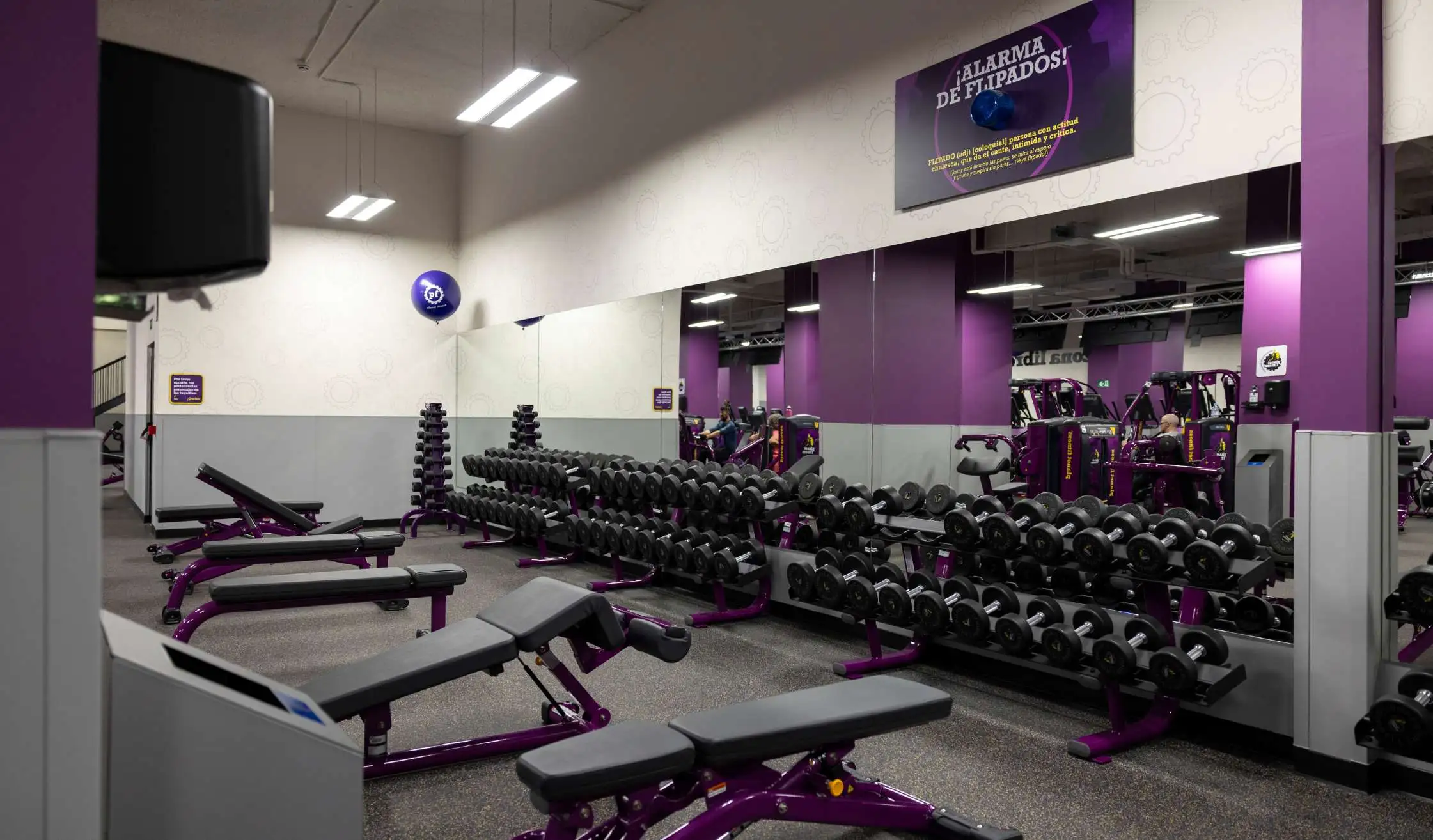 Zona de deporte y entrenamiento en nuevo gimnasio en Madrid