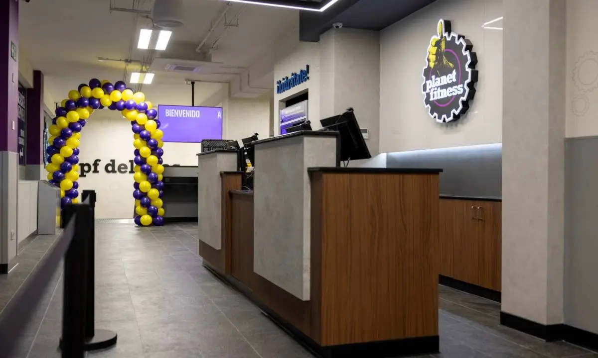 Zona de entrada y recepción para centro deportivo