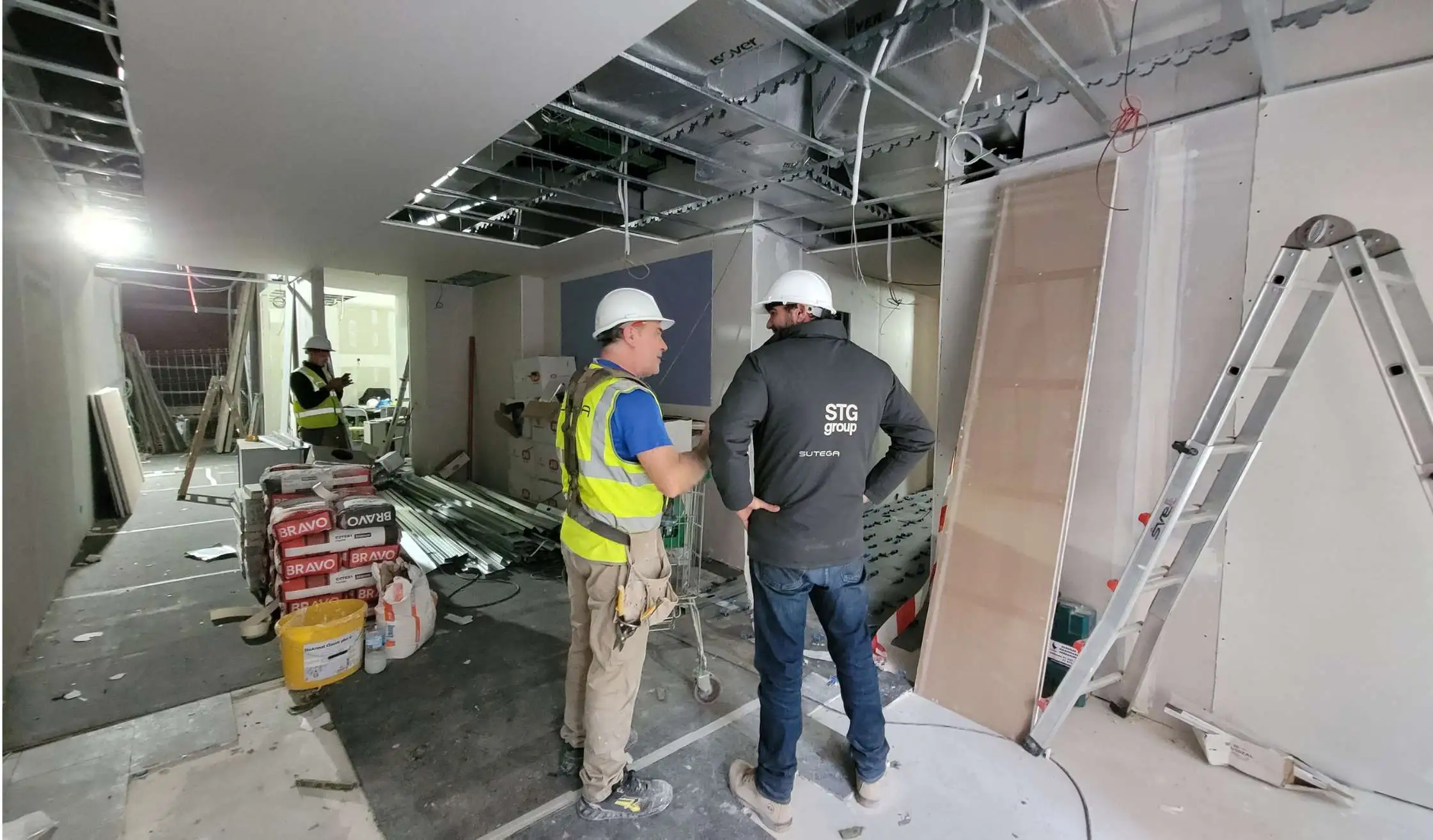 Equipo de obra en instalaciones en proceso de construción