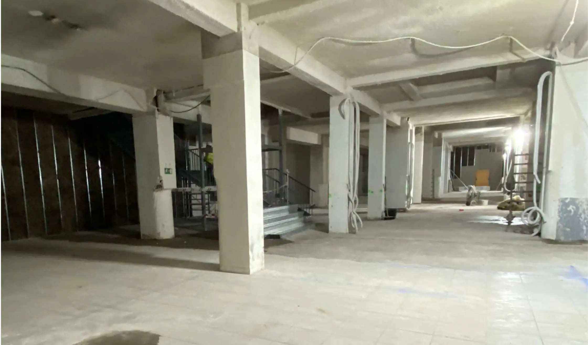 Tabiques y pilares de obra en espacio deportivo