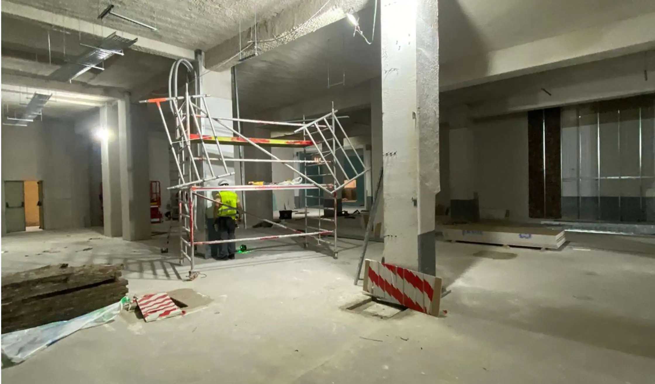 Personal de obra trabajando en proceso de construcción