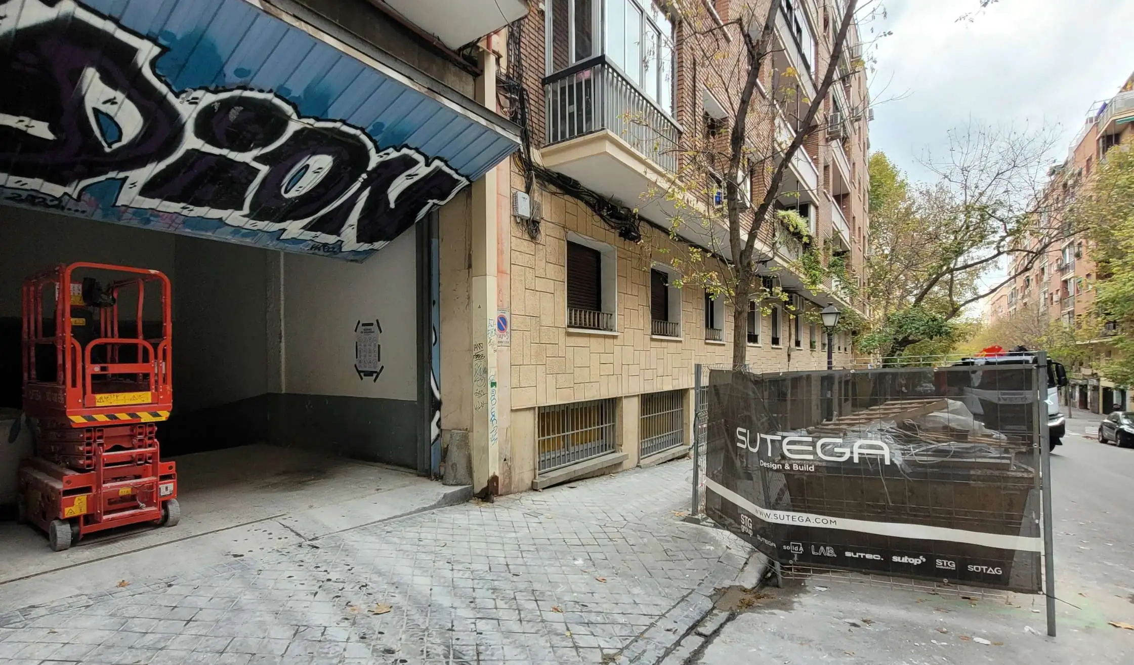 Valla de obra en proyecto de construcción y transformación en Madrid