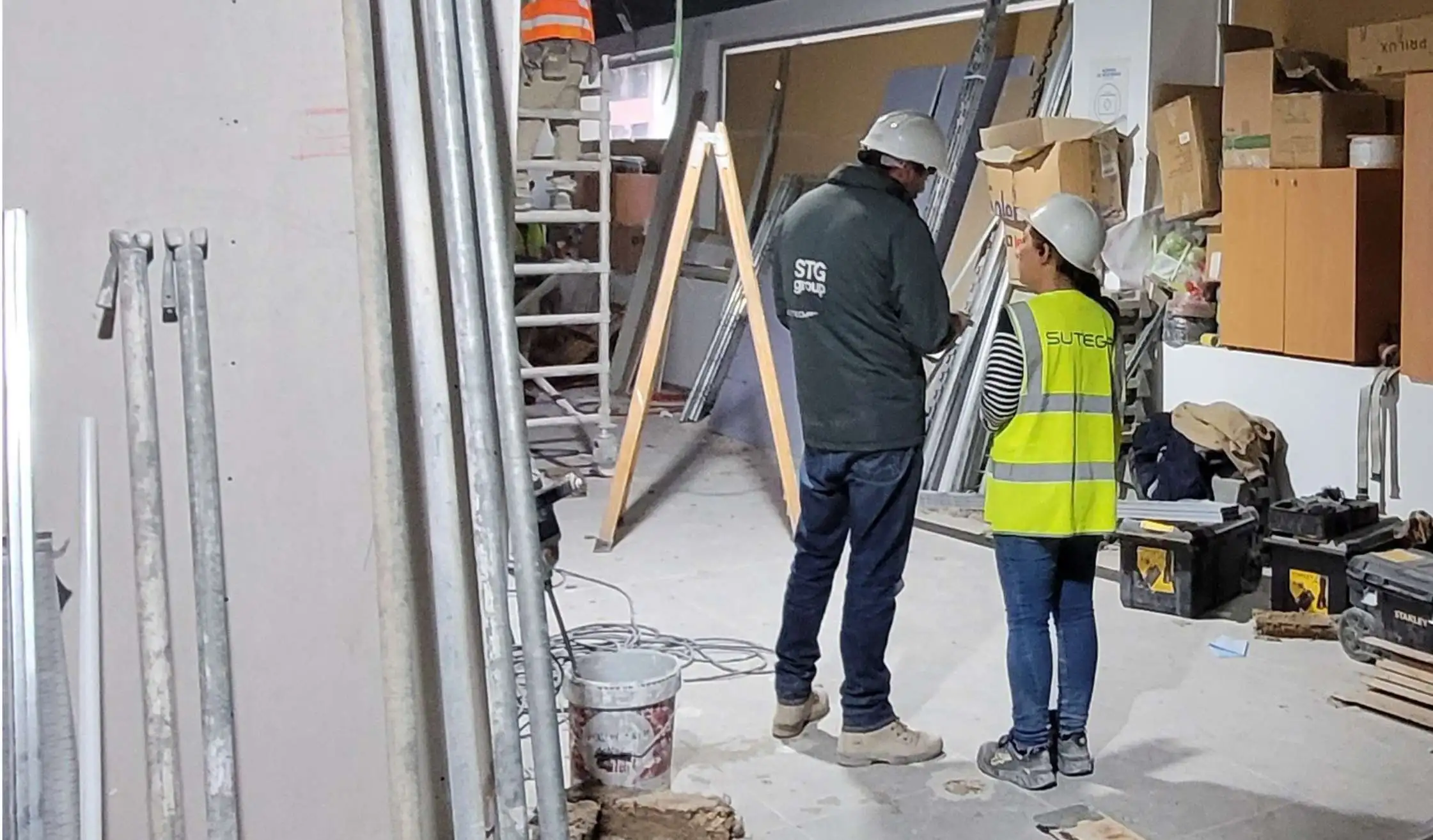 Equipo de obra gestionando las actuaciones de construcción