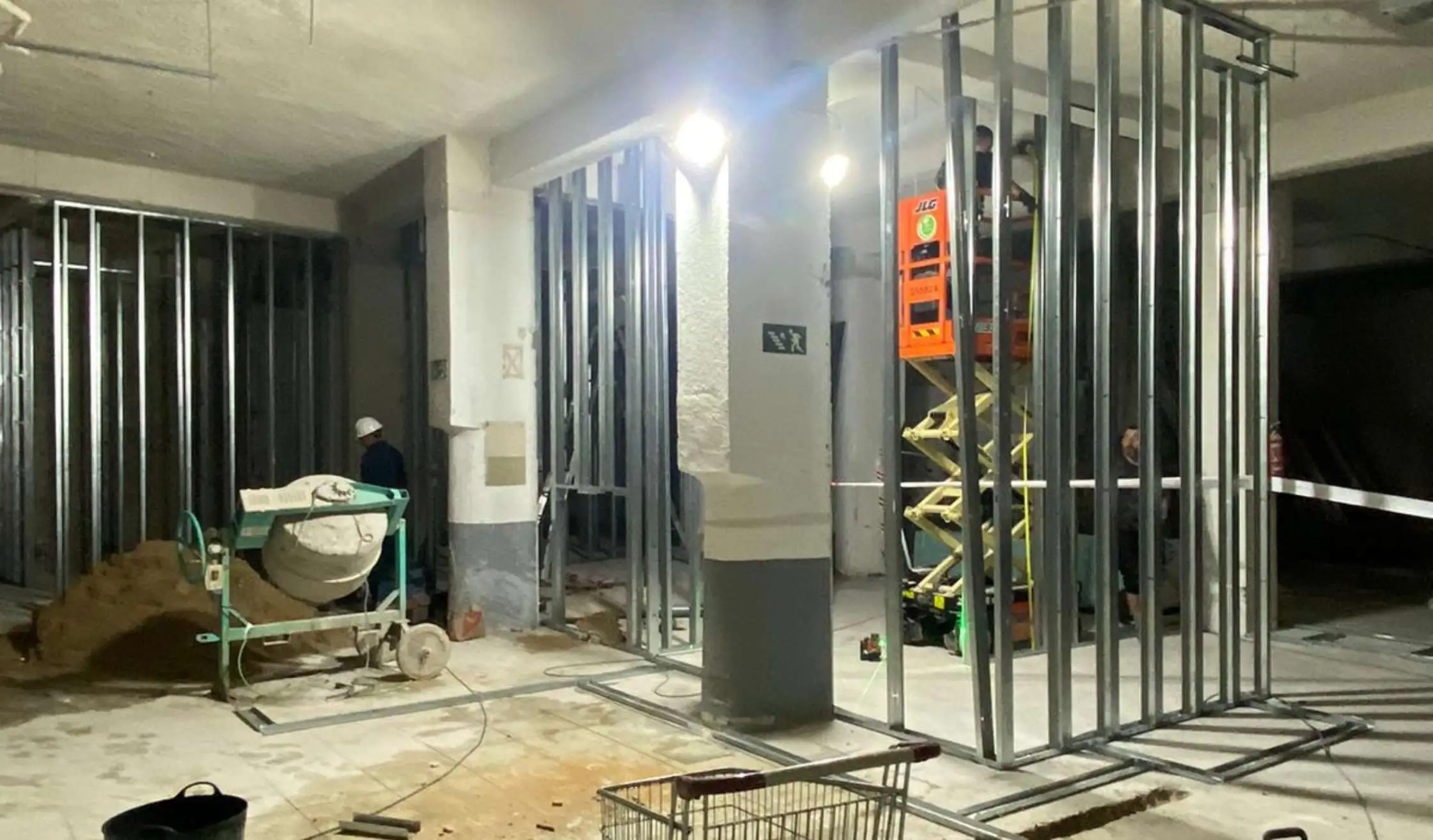 Tabiques y trabajos en aluminio en obra en Madrid