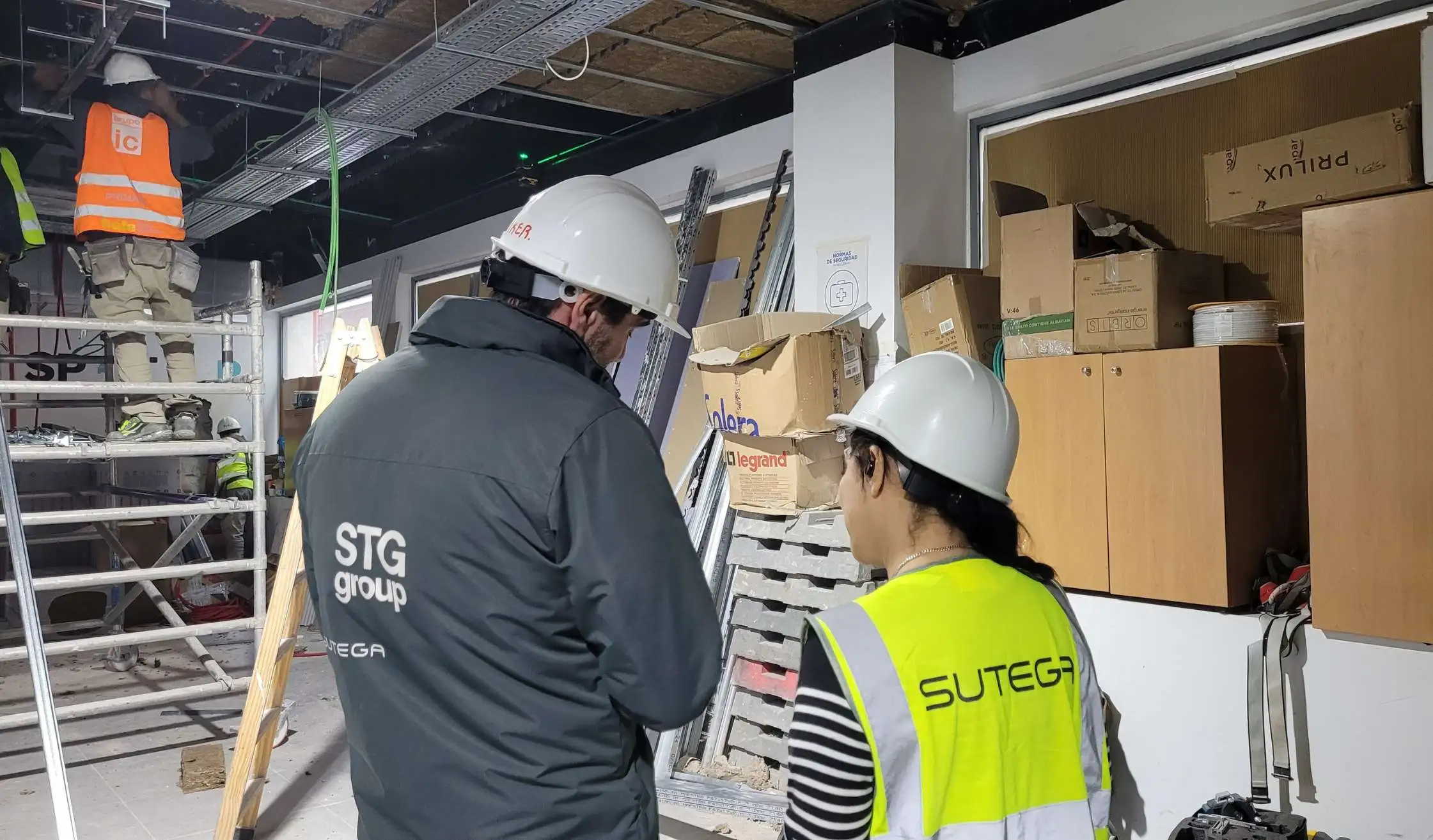 Jefes de obra trabajando en proyecto de transformación de gimnasio en Madrid