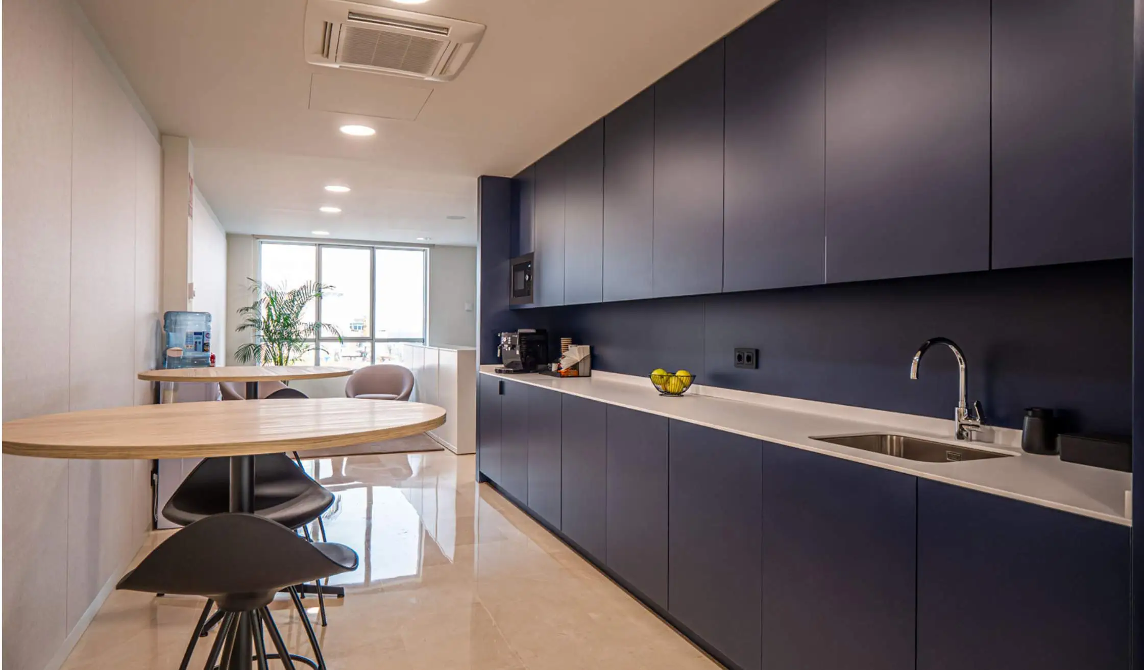 Office y espacio de cocina y café en oficina fabricado en taller mediante carpintería a medida