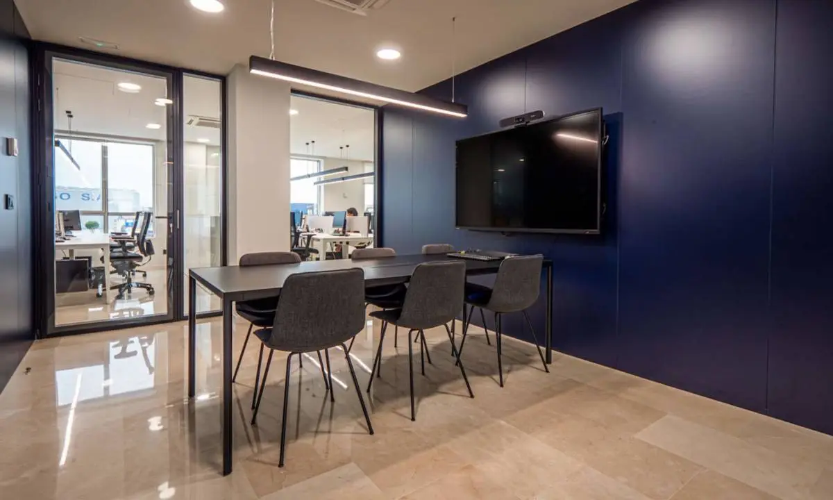 Sala de reuniones con equipamiento audiovisual y mamparas de vidrio en Vigo
