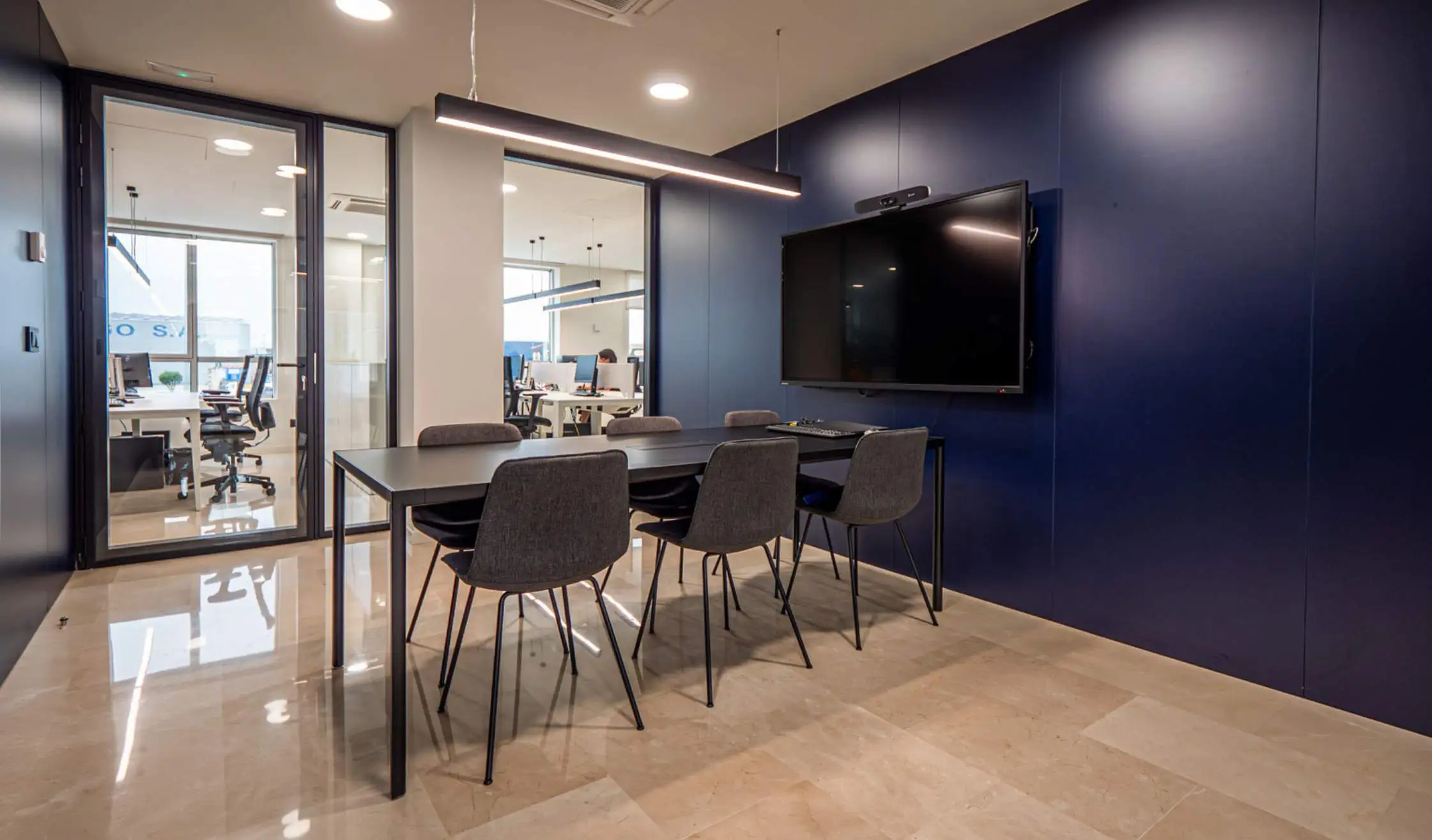 Sala de reuniones con equipamiento audiovisual y mamparas de vidrio en Vigo