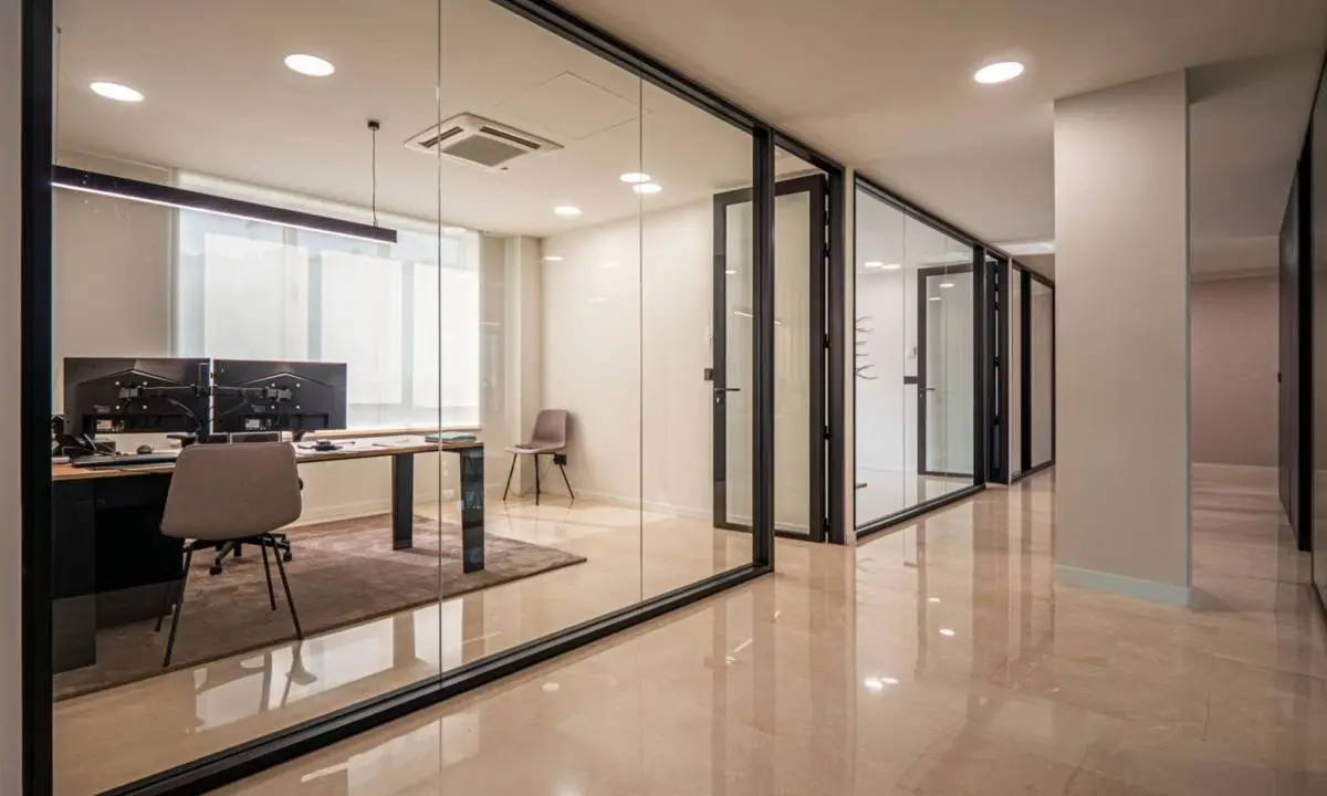 Compartimentación de oficina renovada en Vigo