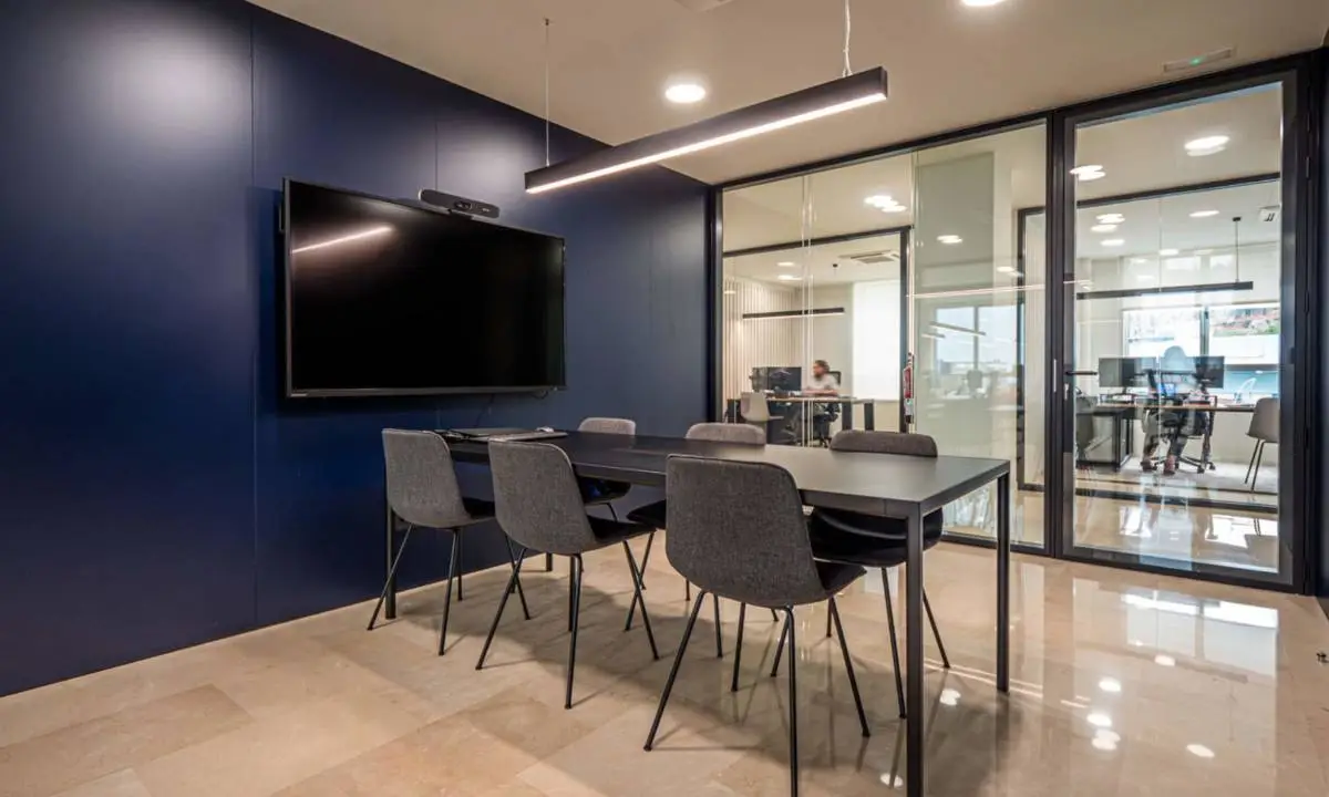Sala de reuniones con mobiliario y tecnología en Vigo