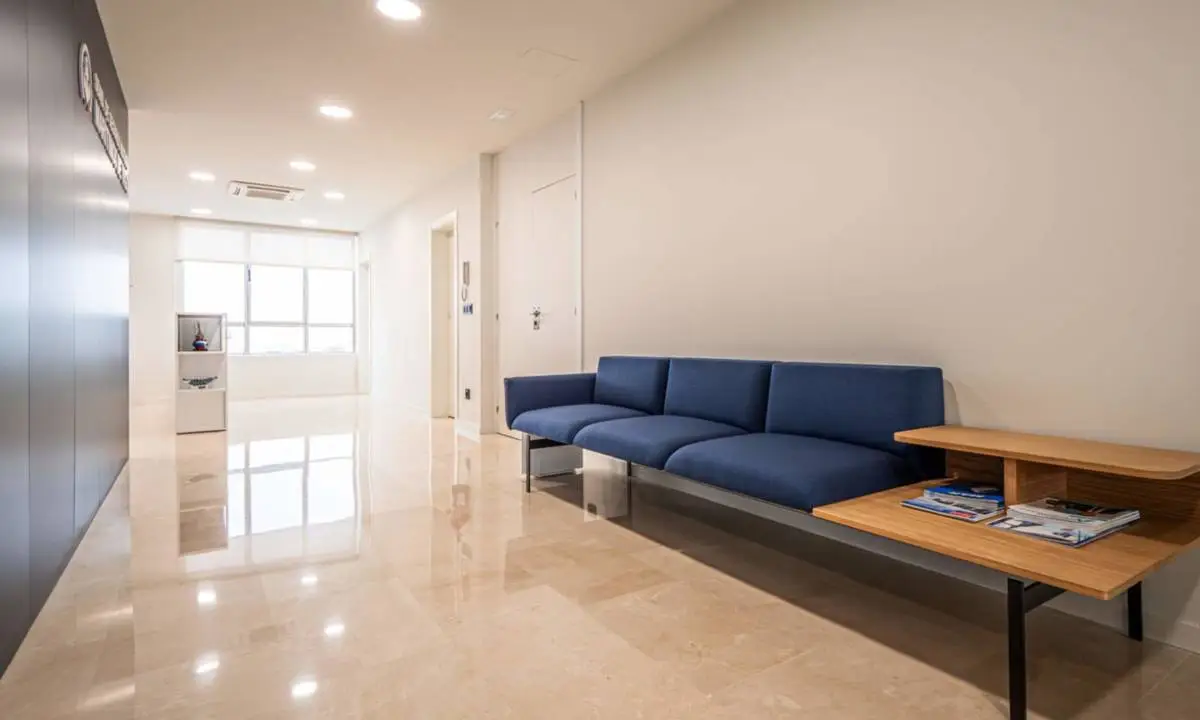 Mobiliario para zona de recepción de visitas en oficina renovada en Vigo