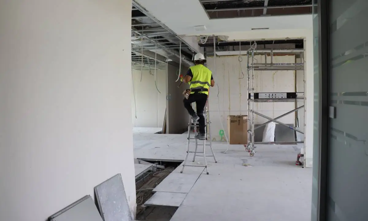 Persona trabajando en la reforma de una oficina en Madrid