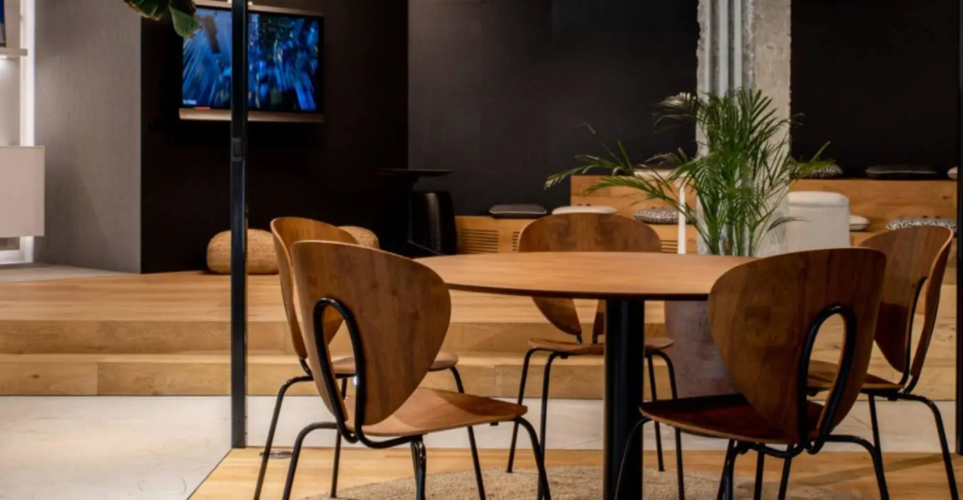 Zona de reunión de oficina con mobiliario de madera