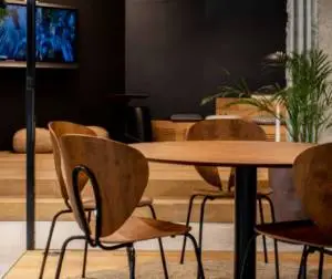 Zona de reunión de oficina con mobiliario de madera
