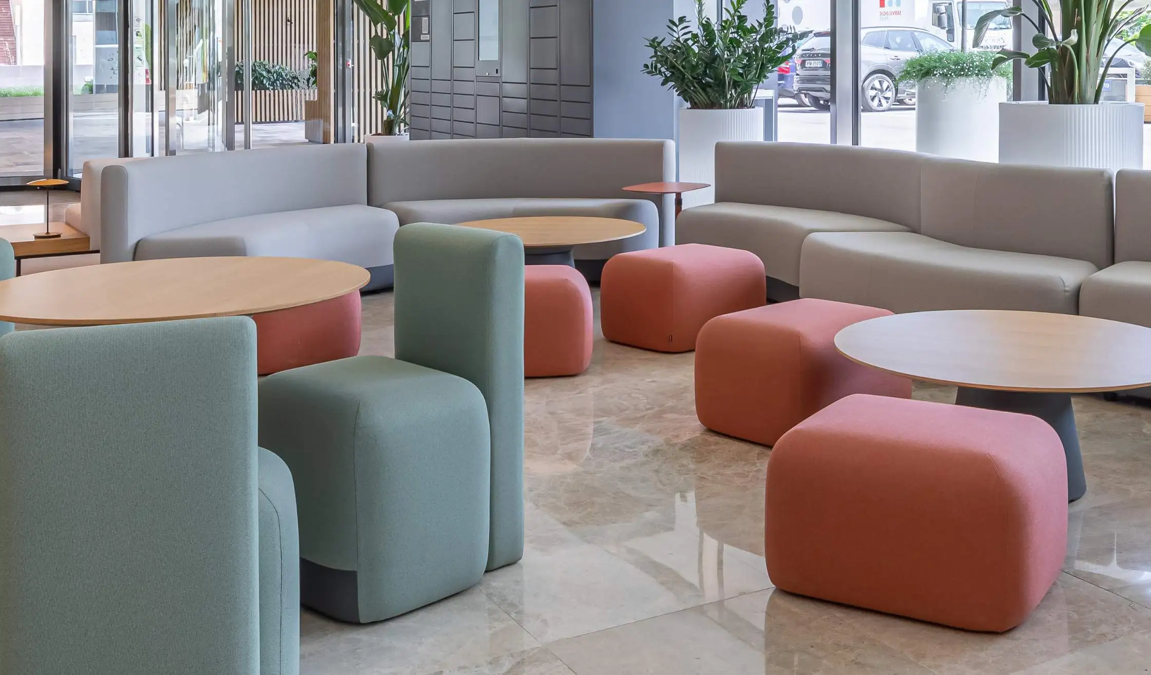 Espacio de soft seating compartido en zonas comunes de oficina en Madrid