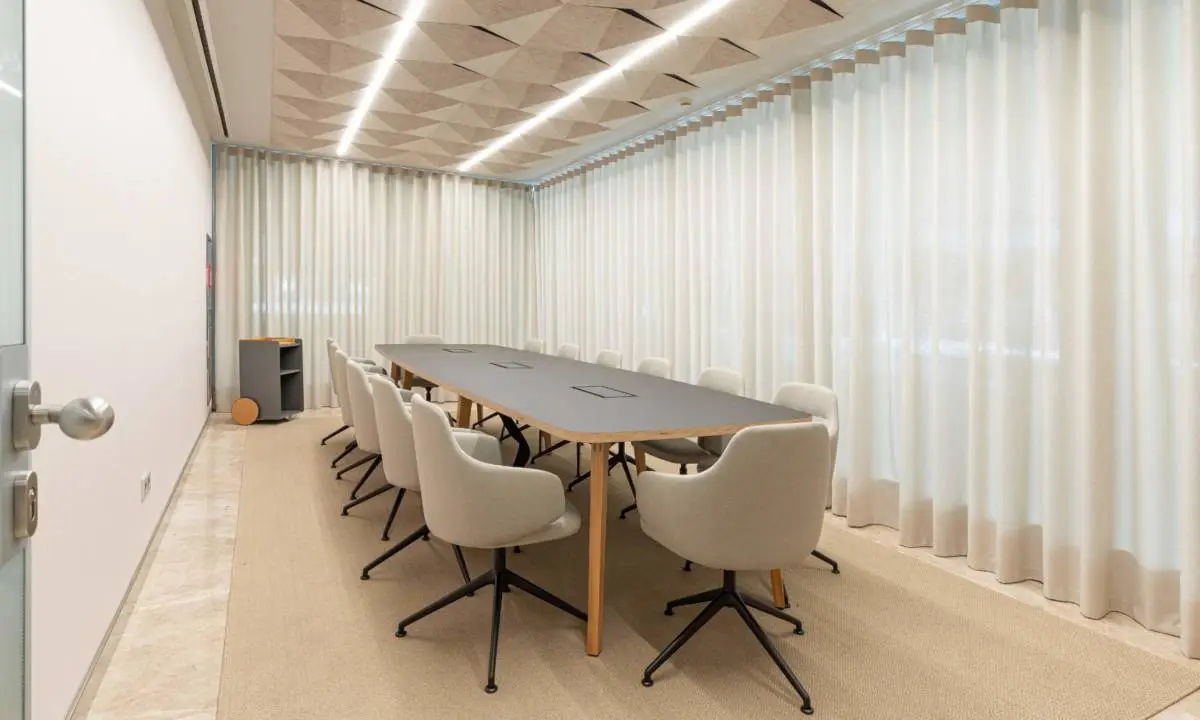Sala de reuniones en color marrón en edificio de oficinas en Madrid