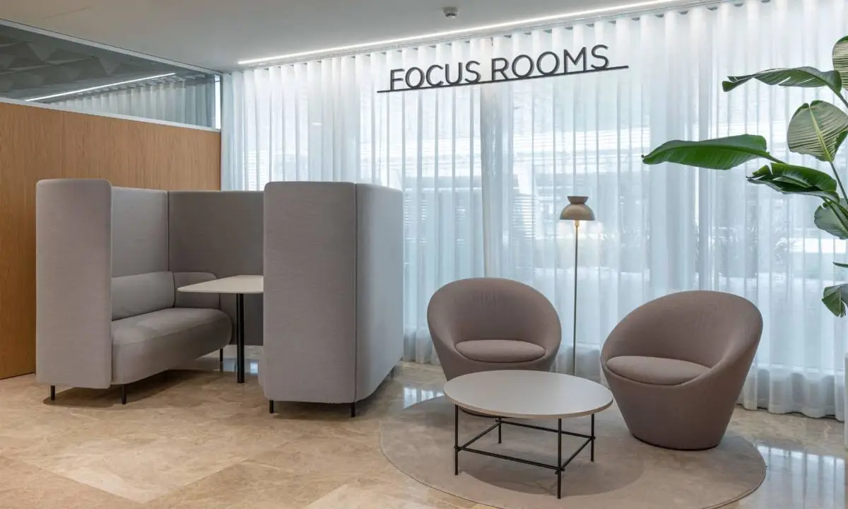 Hall de entrada equipado con soft seating en recepción en Madrid