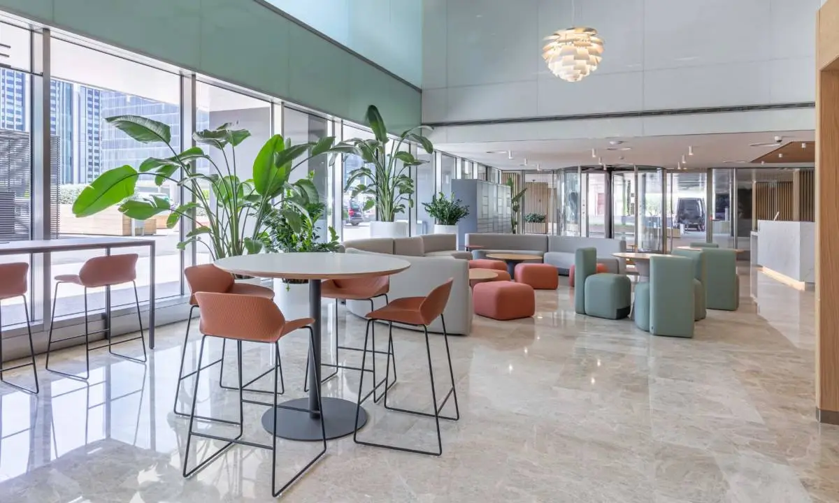 Mobiliario de zonas comunes de edificio de oficinas en Madrid