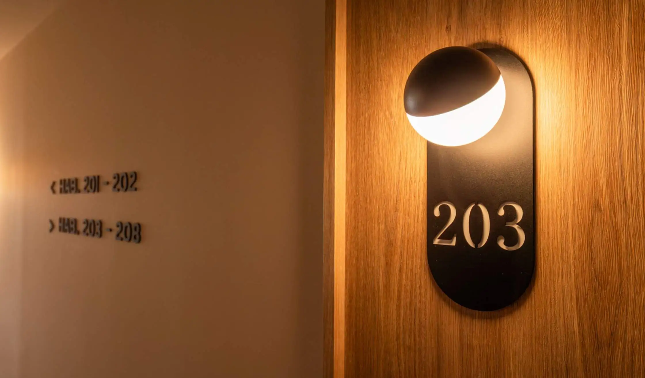 Apliques, luminarias y señalética para hoteles