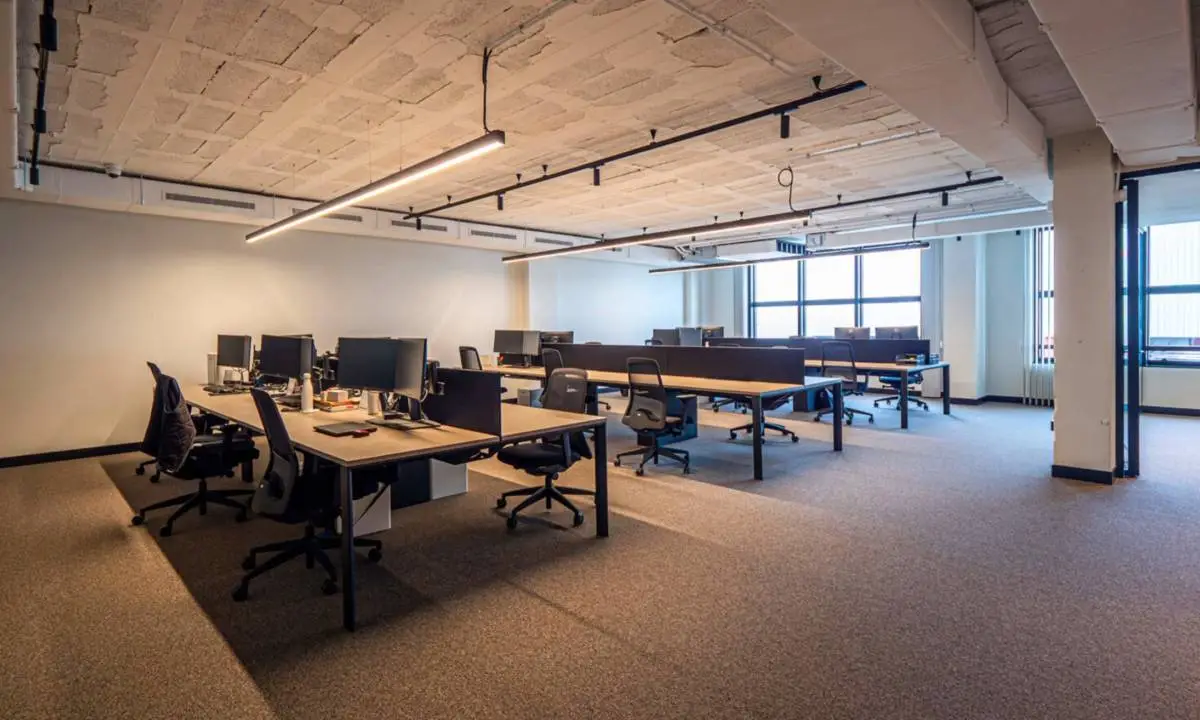 Zona de trabajo individual en oficina flexible