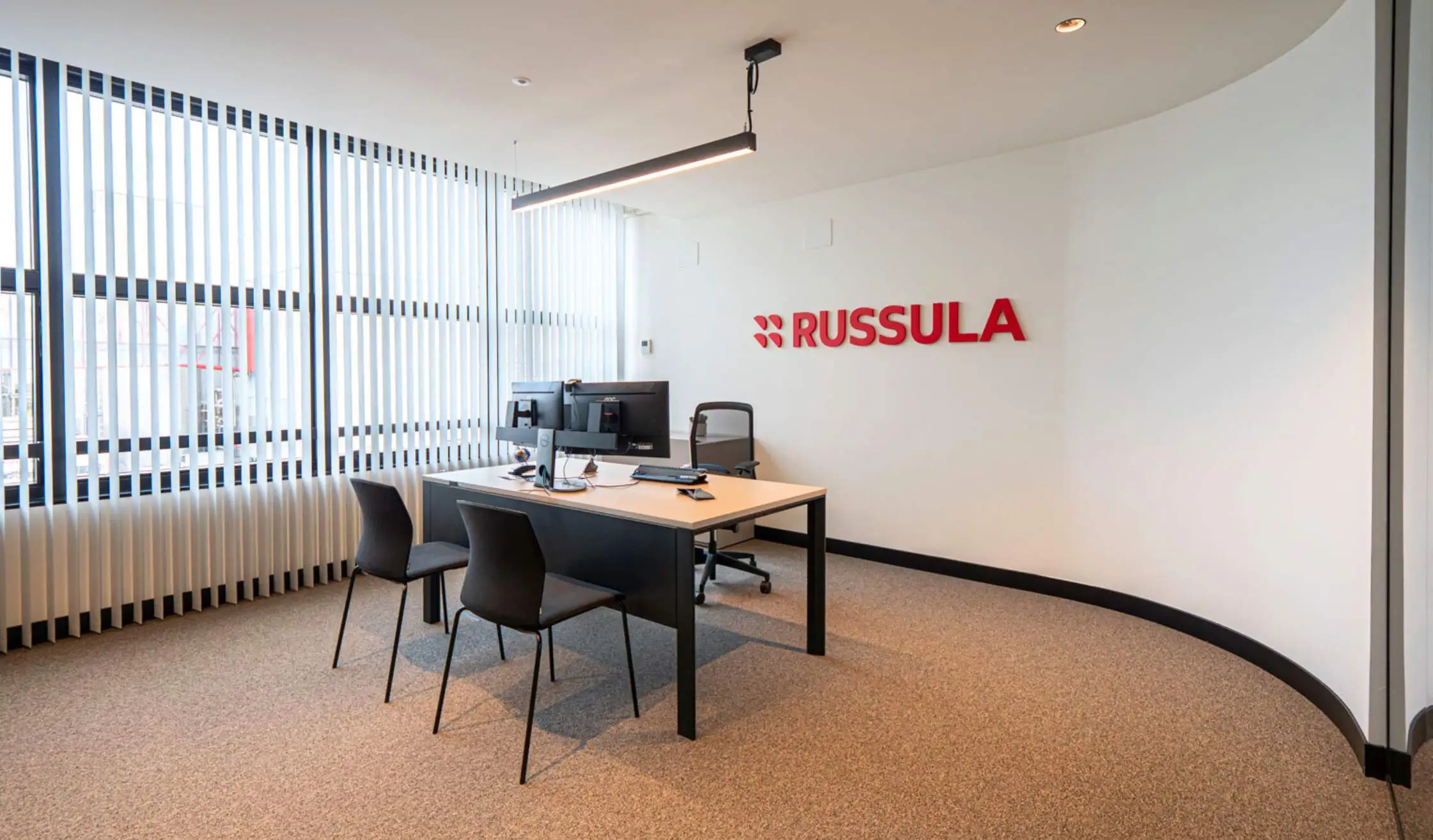 Despacho de dirección en oficina en Galicia con lamas en la cortina