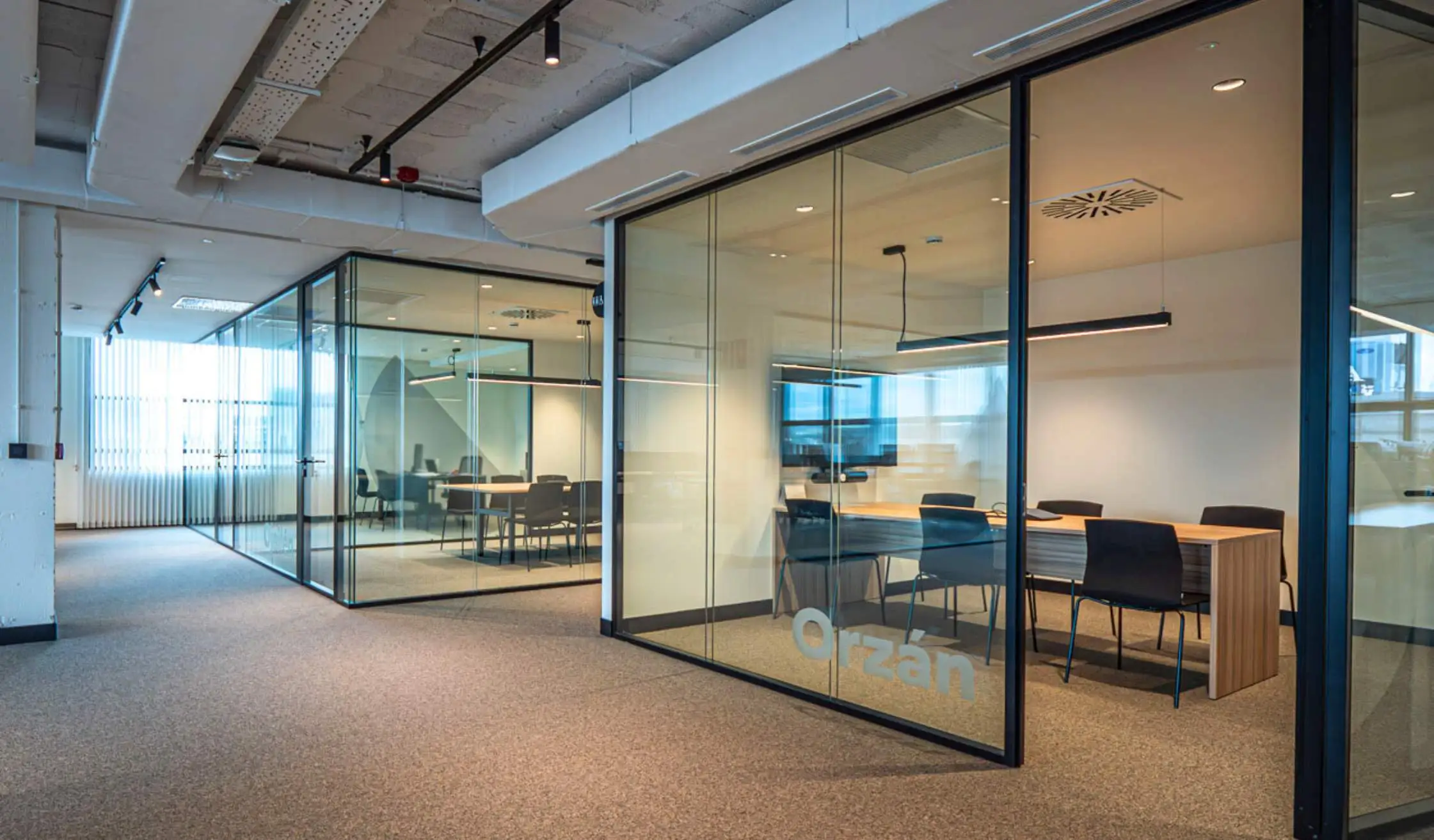 Espacio de trabajo compartimentado mediante mamparas de vidrio