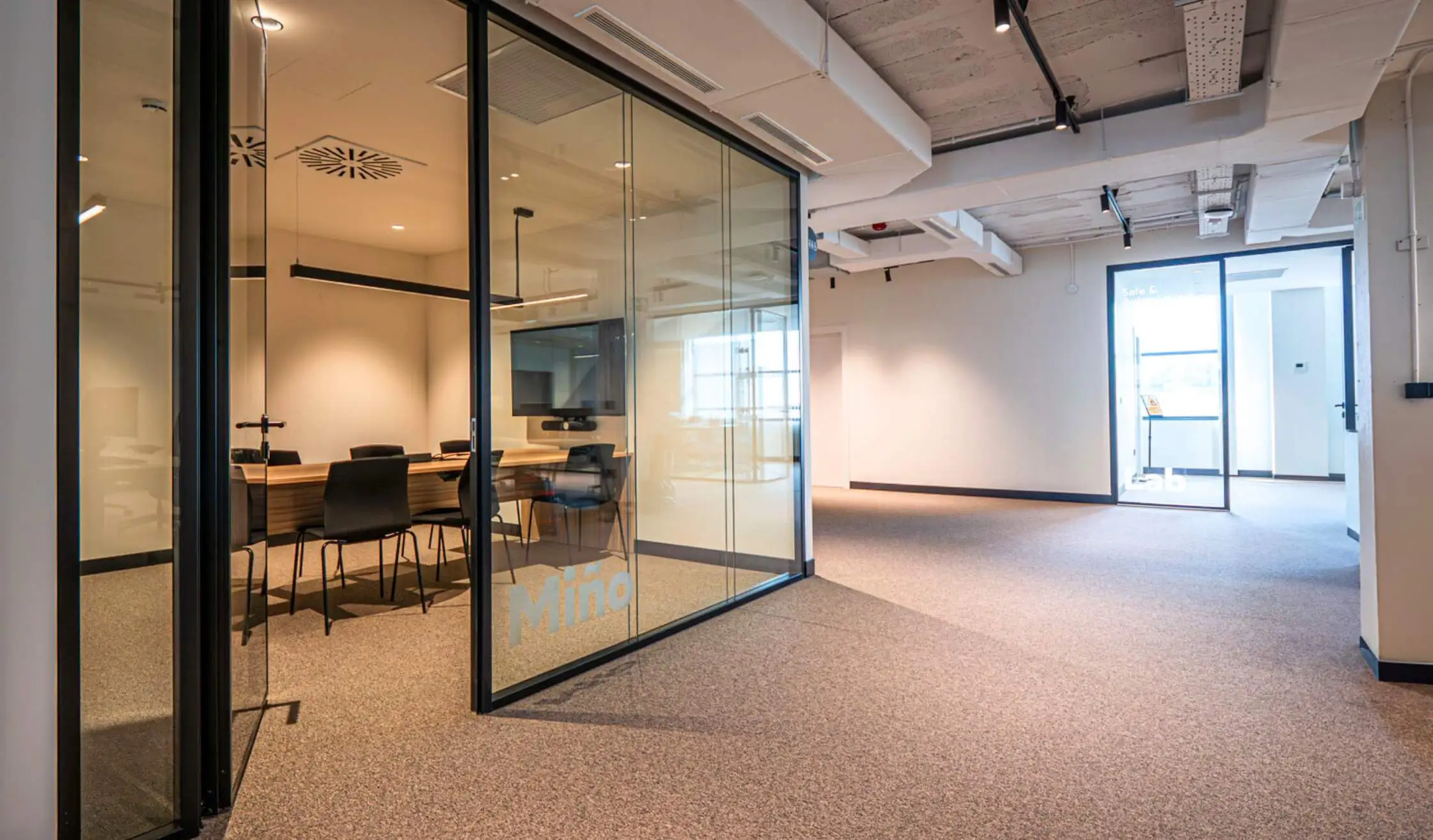 Mampara de vidrio para oficina