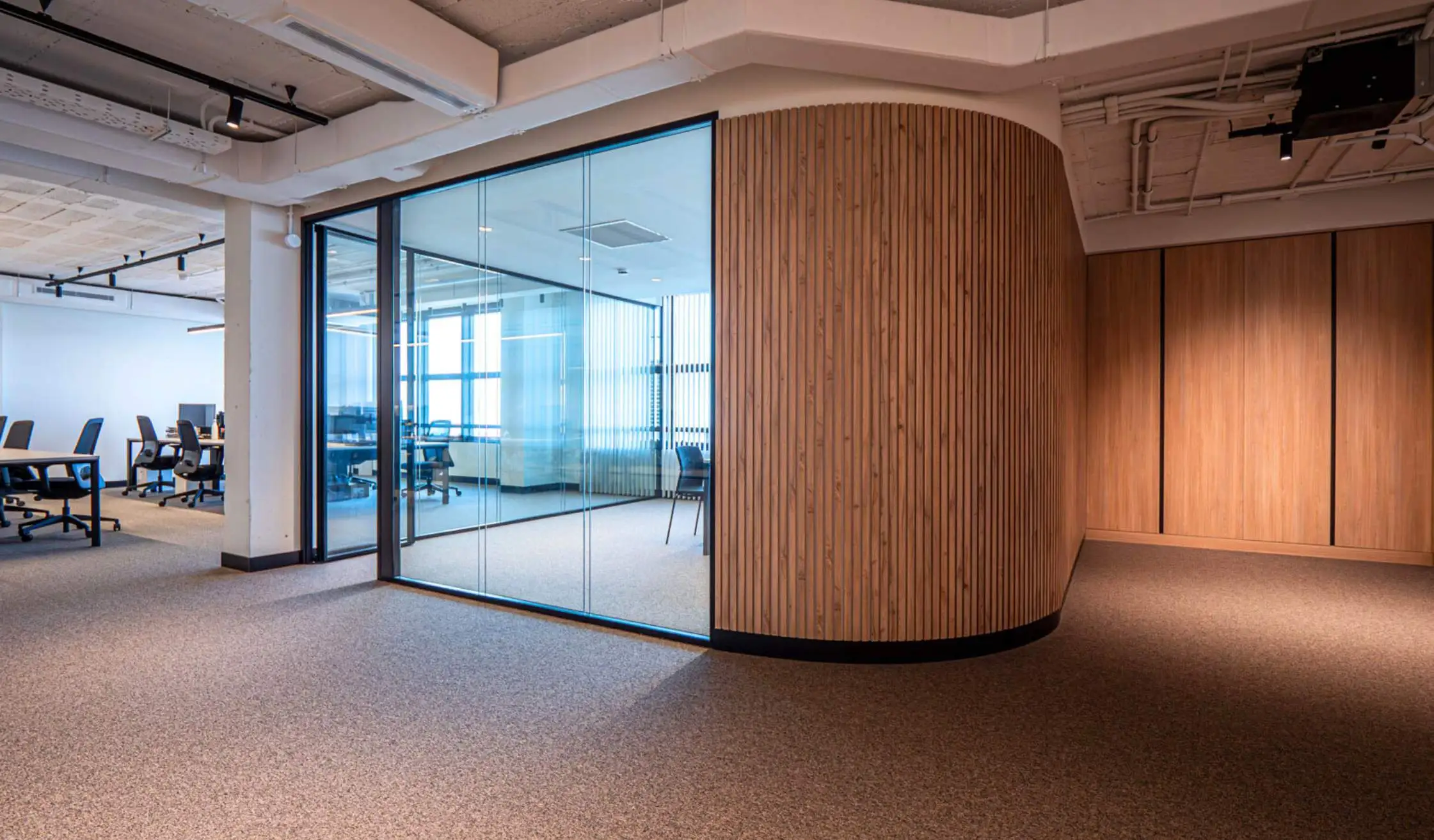 Carpintería a medida para oficina con detalles personalizados