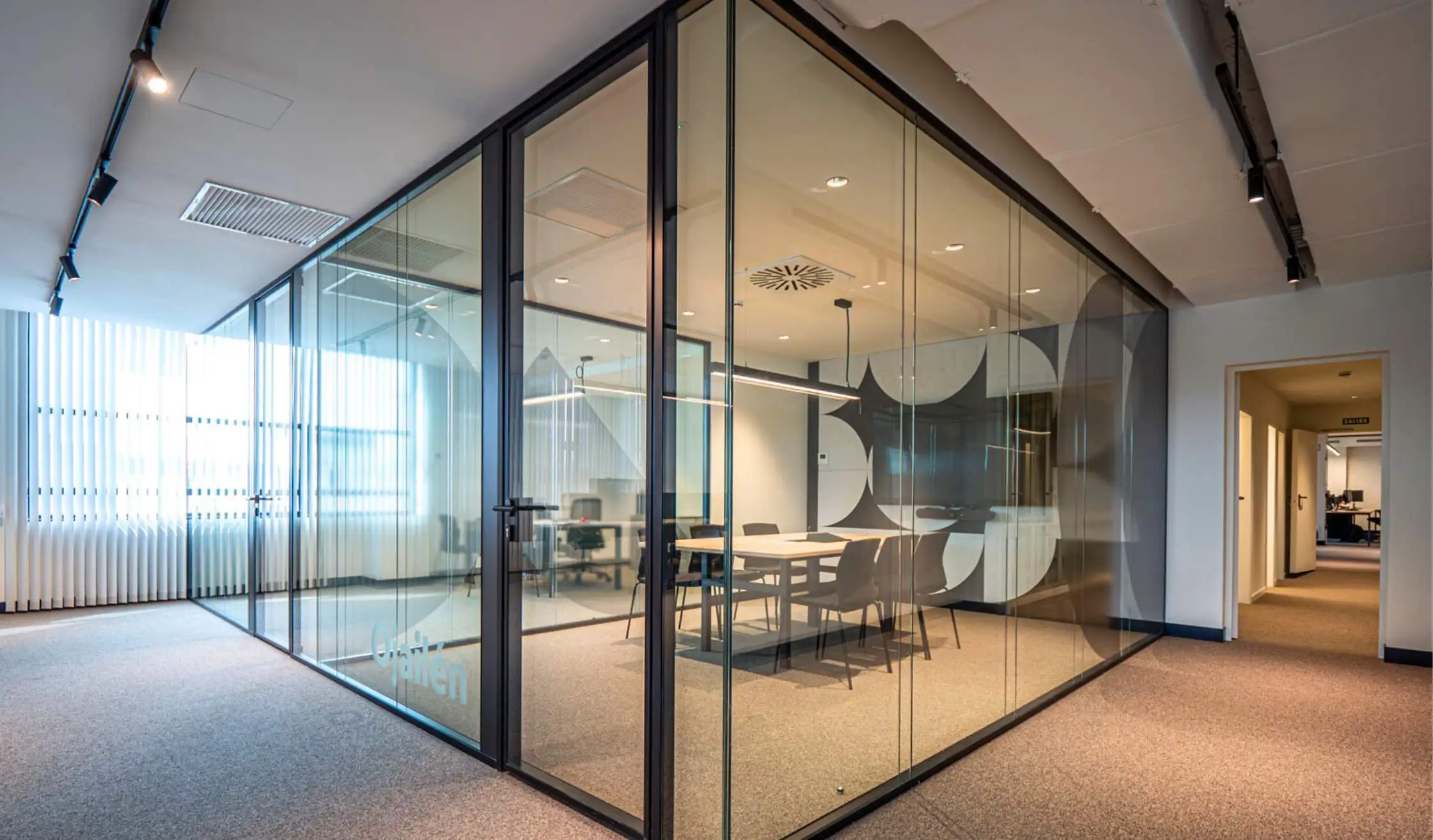 Mampara de vidrio como compartimentación de sala de reuniones en oficina en Galicia