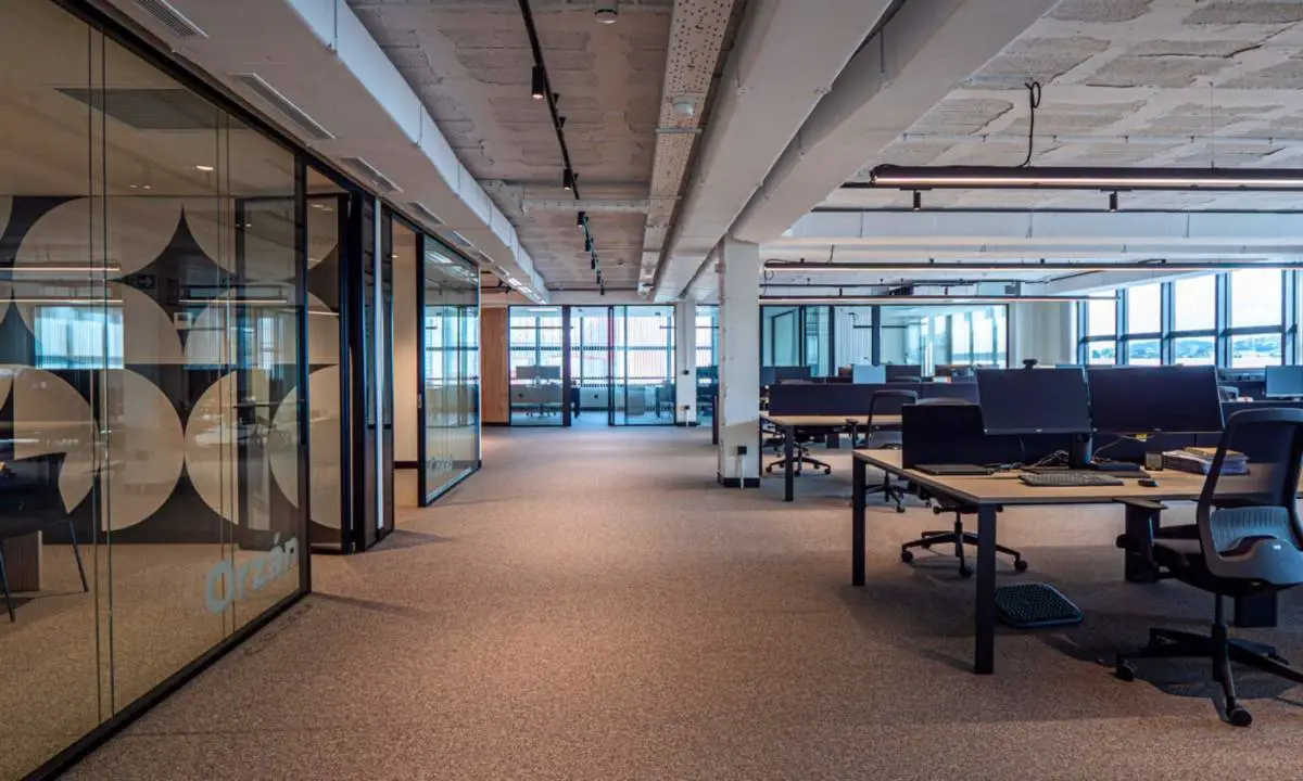 Oficina de gran tamaño con equipamiento y carpintería