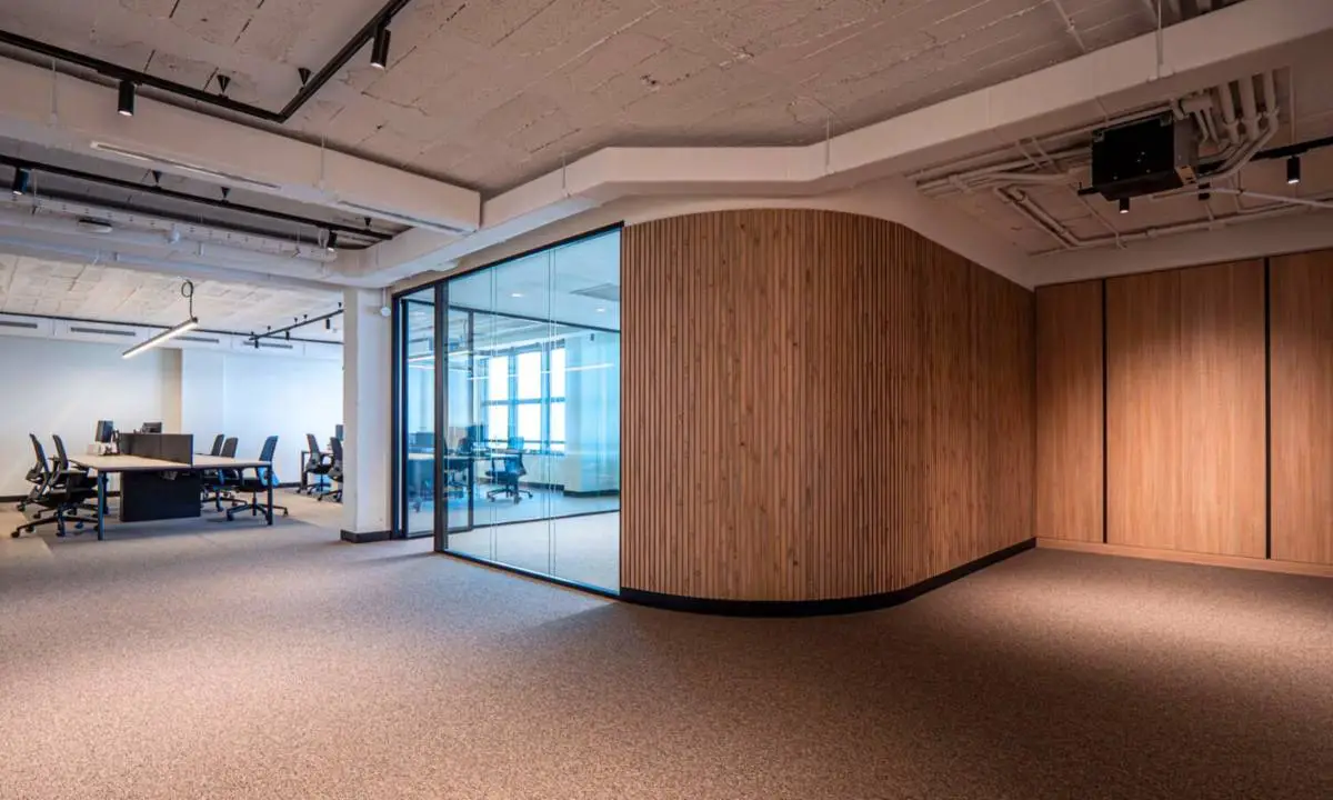 Recubrimiento acústico de pared de oficina en Galicia