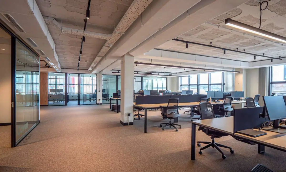 Espacio de trabajo abierto con puestos de trabajo colaborativos