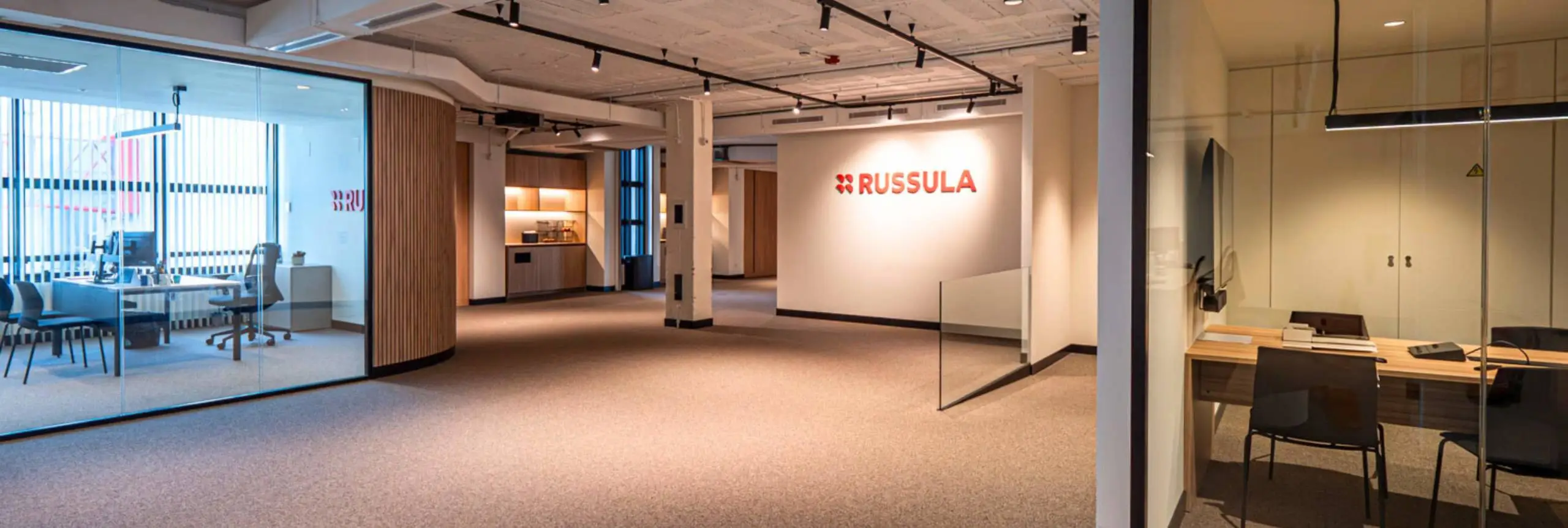 Espacio diáfano de oficina diseñada para trabajo en equipo