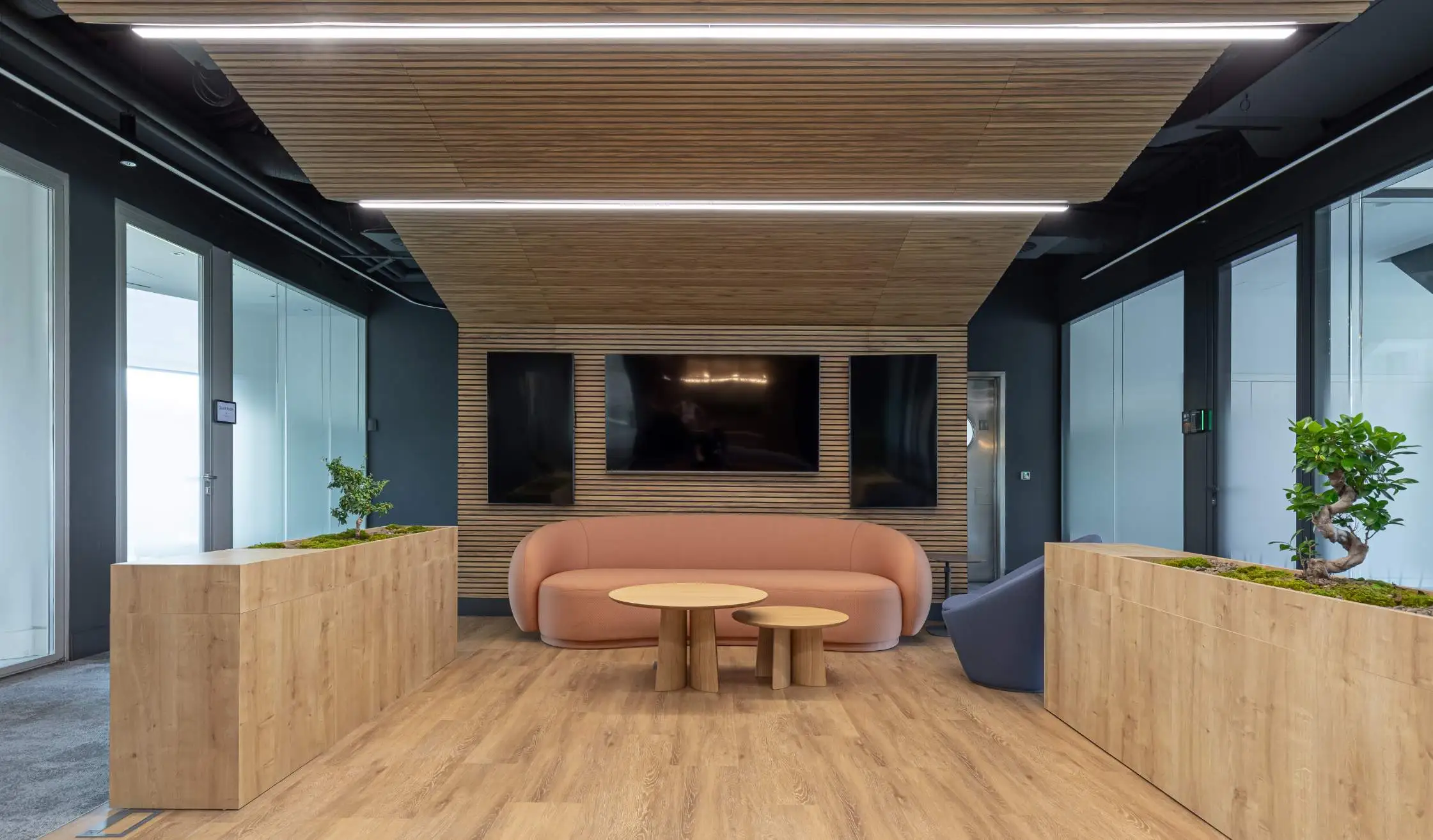 Sala de descanso con sofás y mesas auxiliares en Madrid