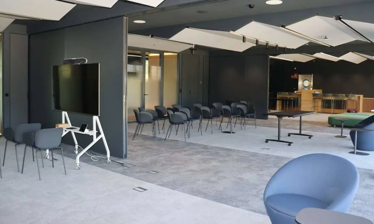 Espacio de formación con equipamiento audiovisual