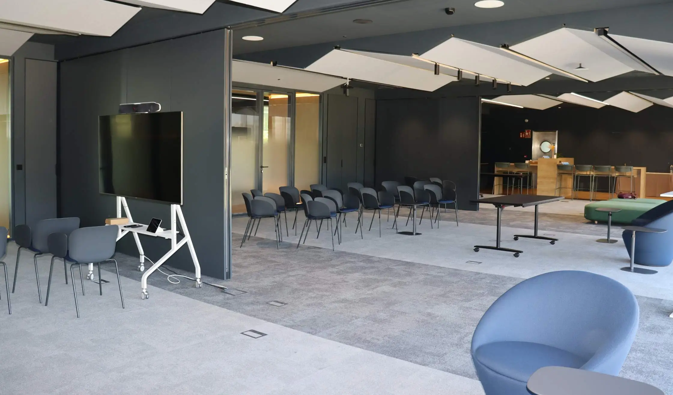 Espacio de formación con equipamiento audiovisual